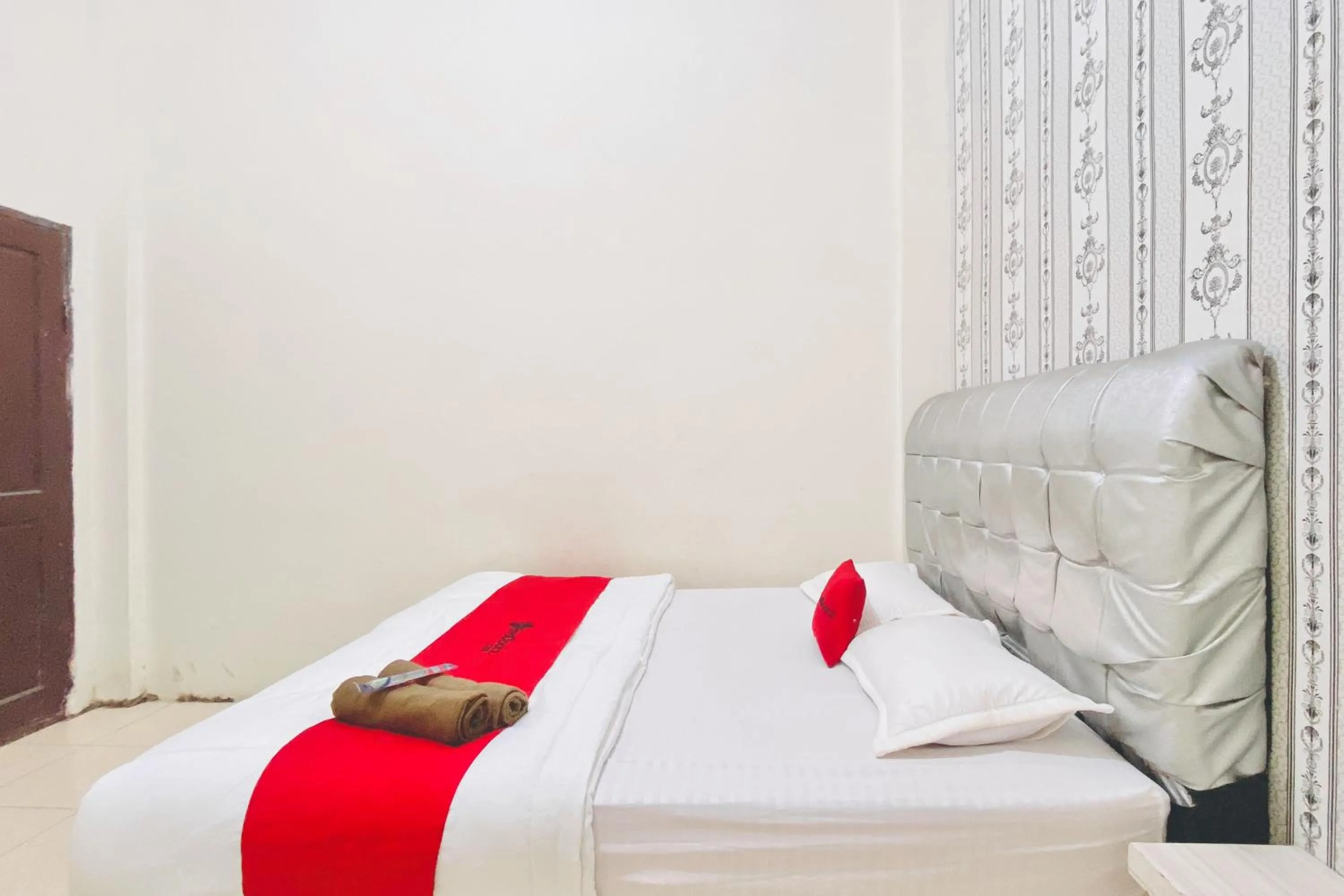 Bedroom, Bed in RedDoorz at Sonya Homestay Tebing Tinggi