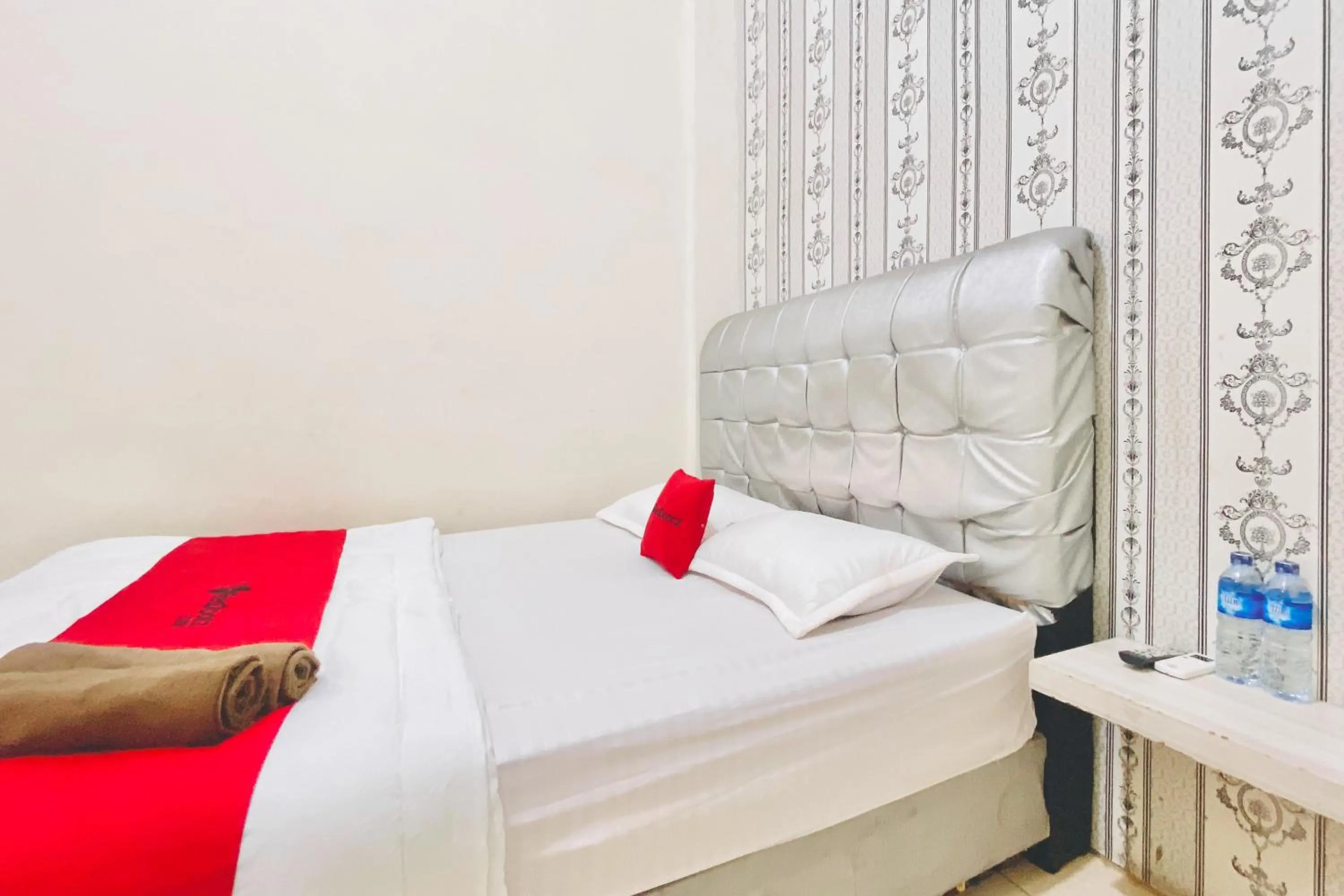 Bedroom, Bed in RedDoorz at Sonya Homestay Tebing Tinggi