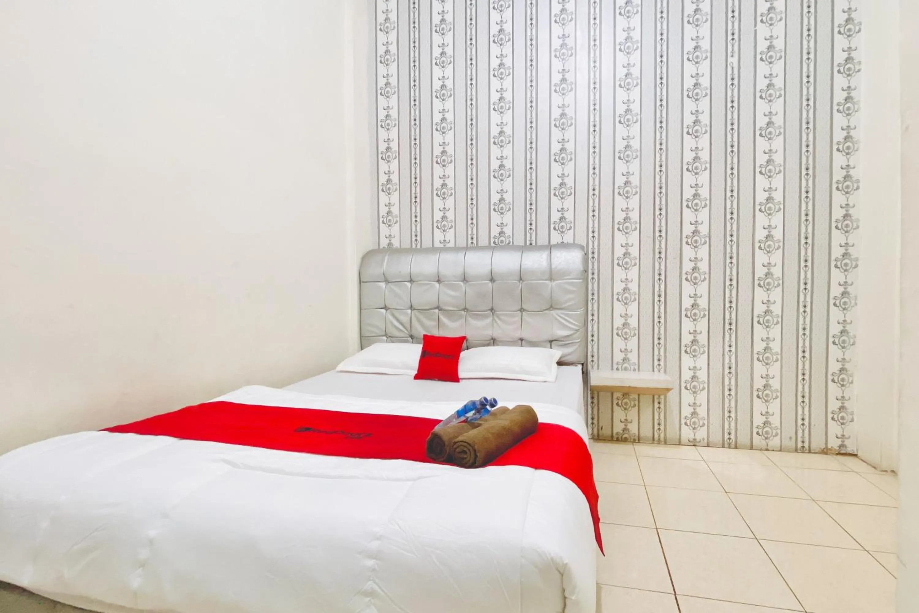 Bedroom, Bed in RedDoorz at Sonya Homestay Tebing Tinggi