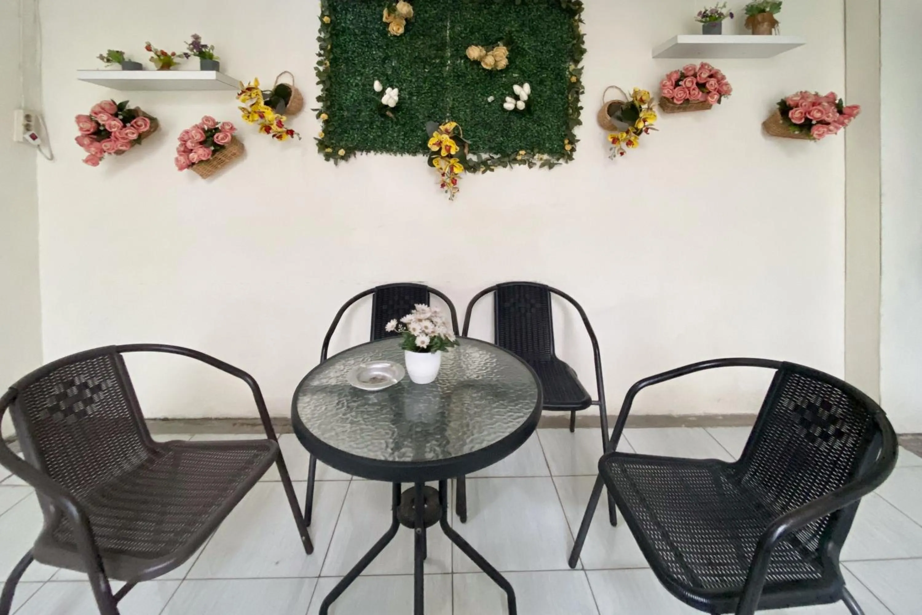 Seating area in RedDoorz at Sonya Homestay Tebing Tinggi