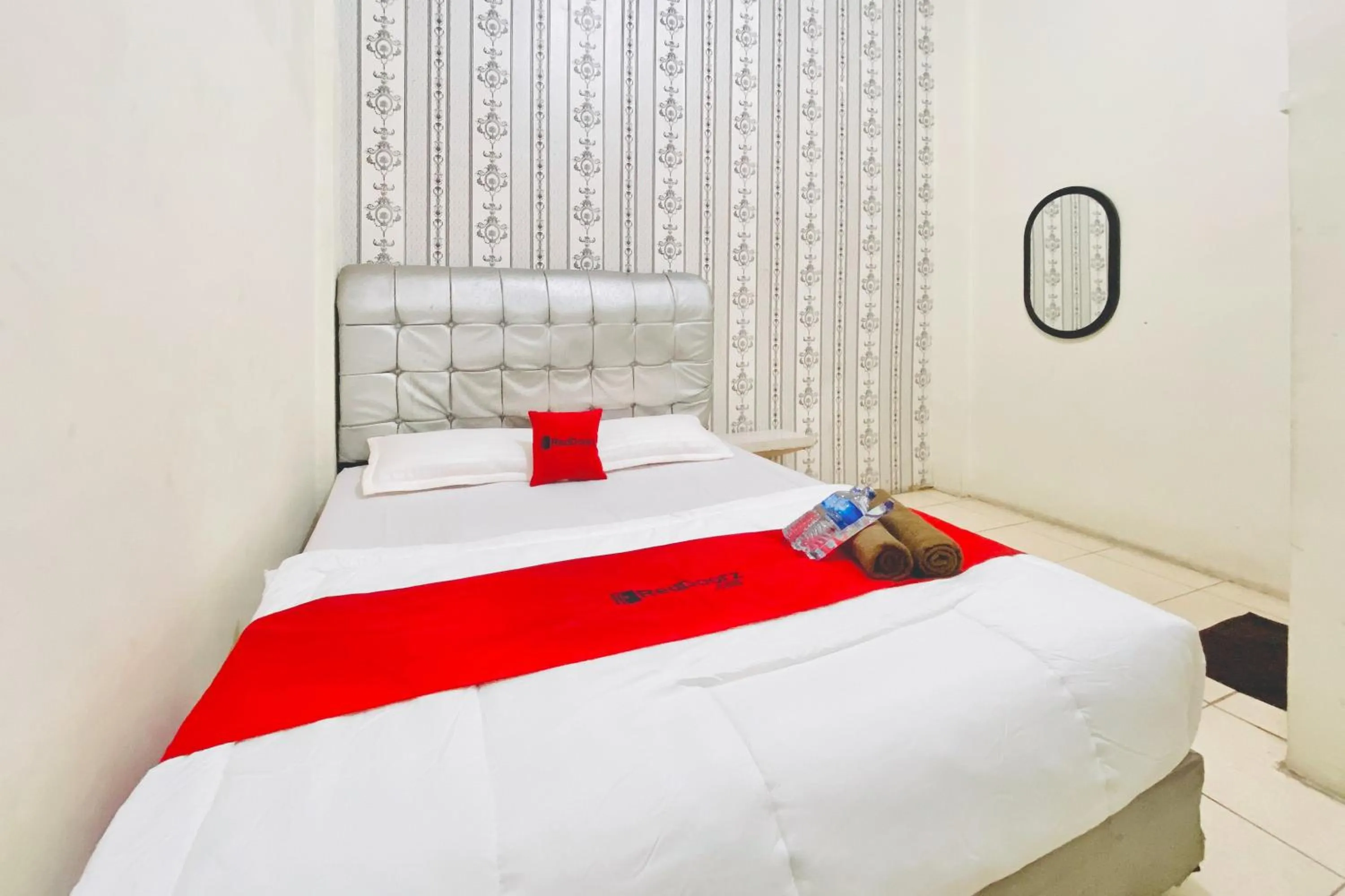 Bedroom, Bed in RedDoorz at Sonya Homestay Tebing Tinggi
