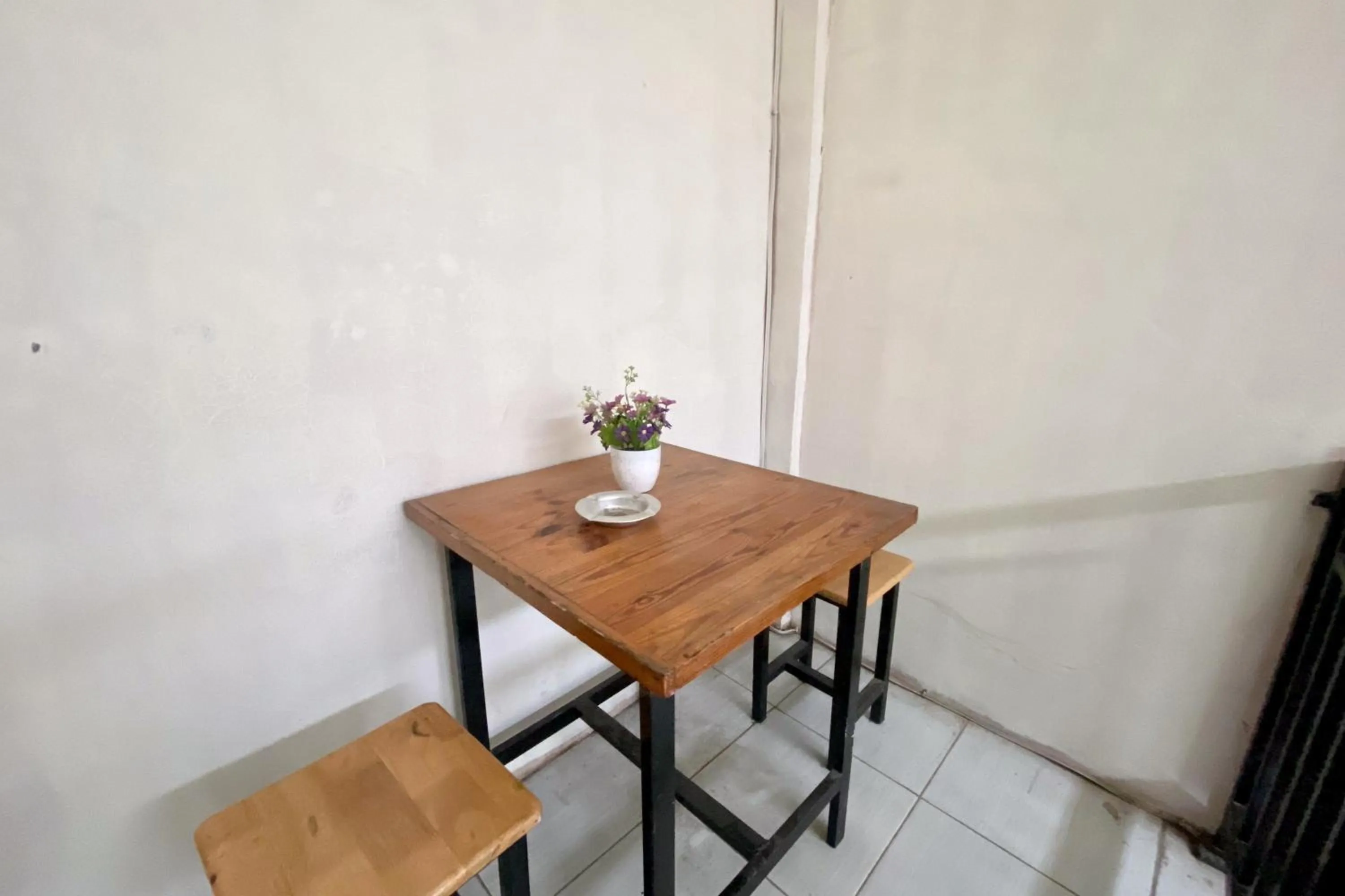 Seating area in RedDoorz at Sonya Homestay Tebing Tinggi