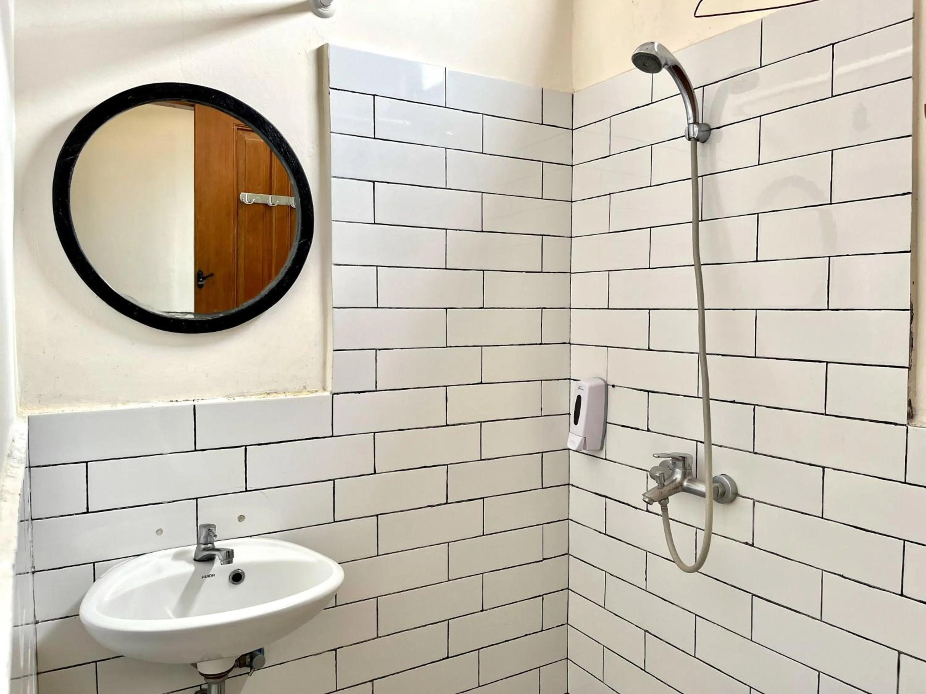 Bathroom in Capital O 3461 Mystays