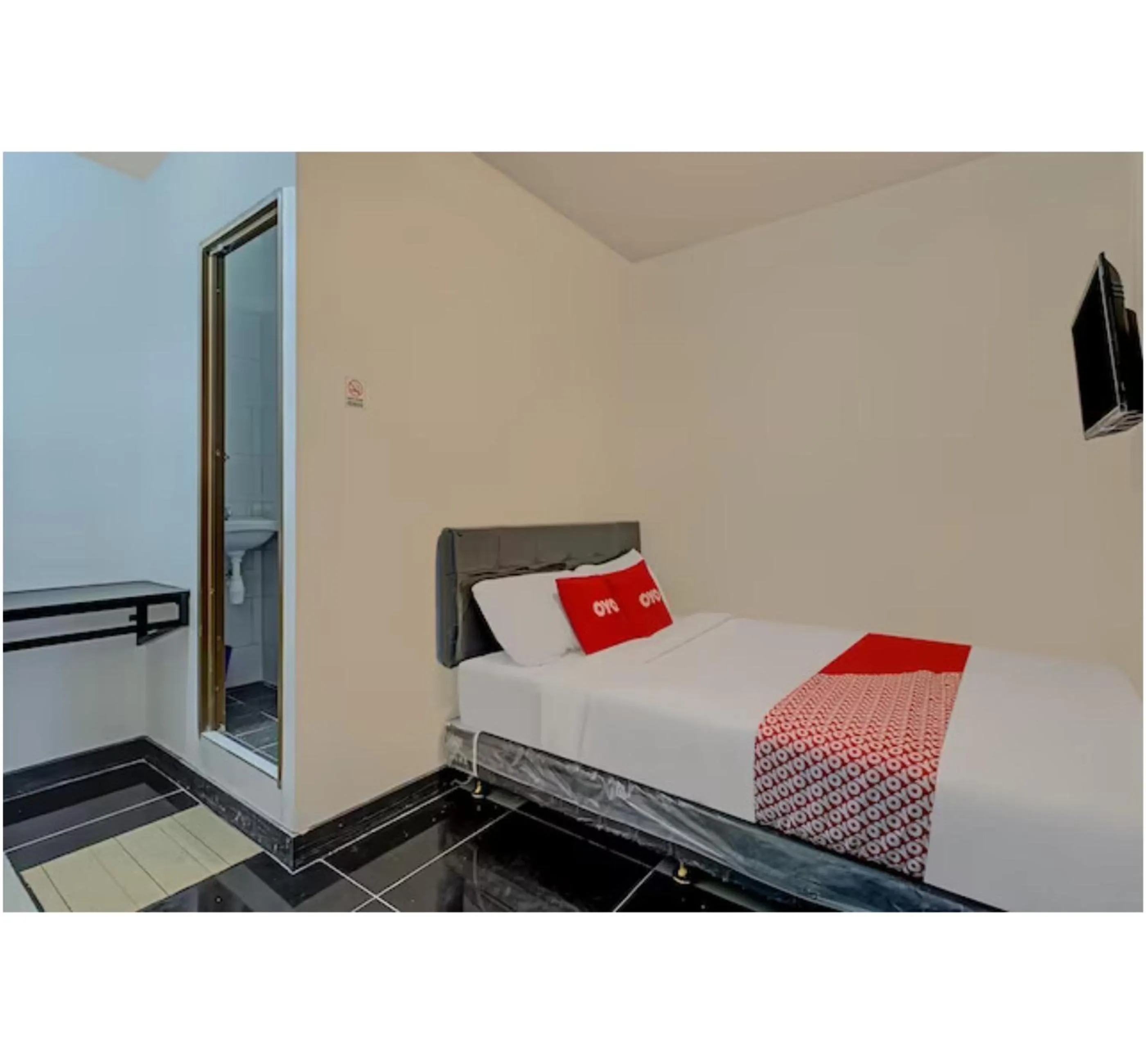 Bedroom, Bed in Capital O 3198 Sukomanunggal Inn