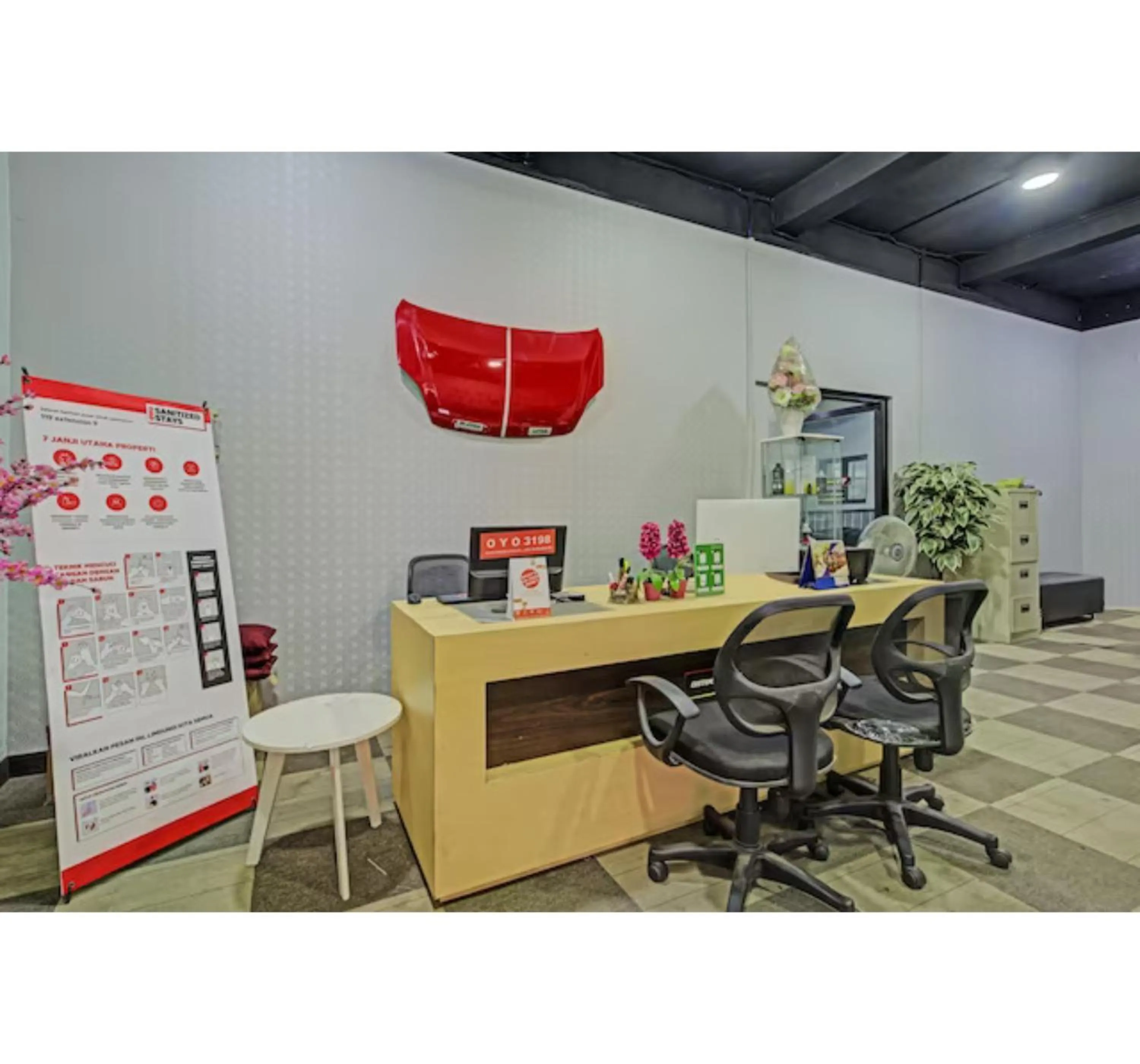 Lobby or reception in Capital O 3198 Sukomanunggal Inn