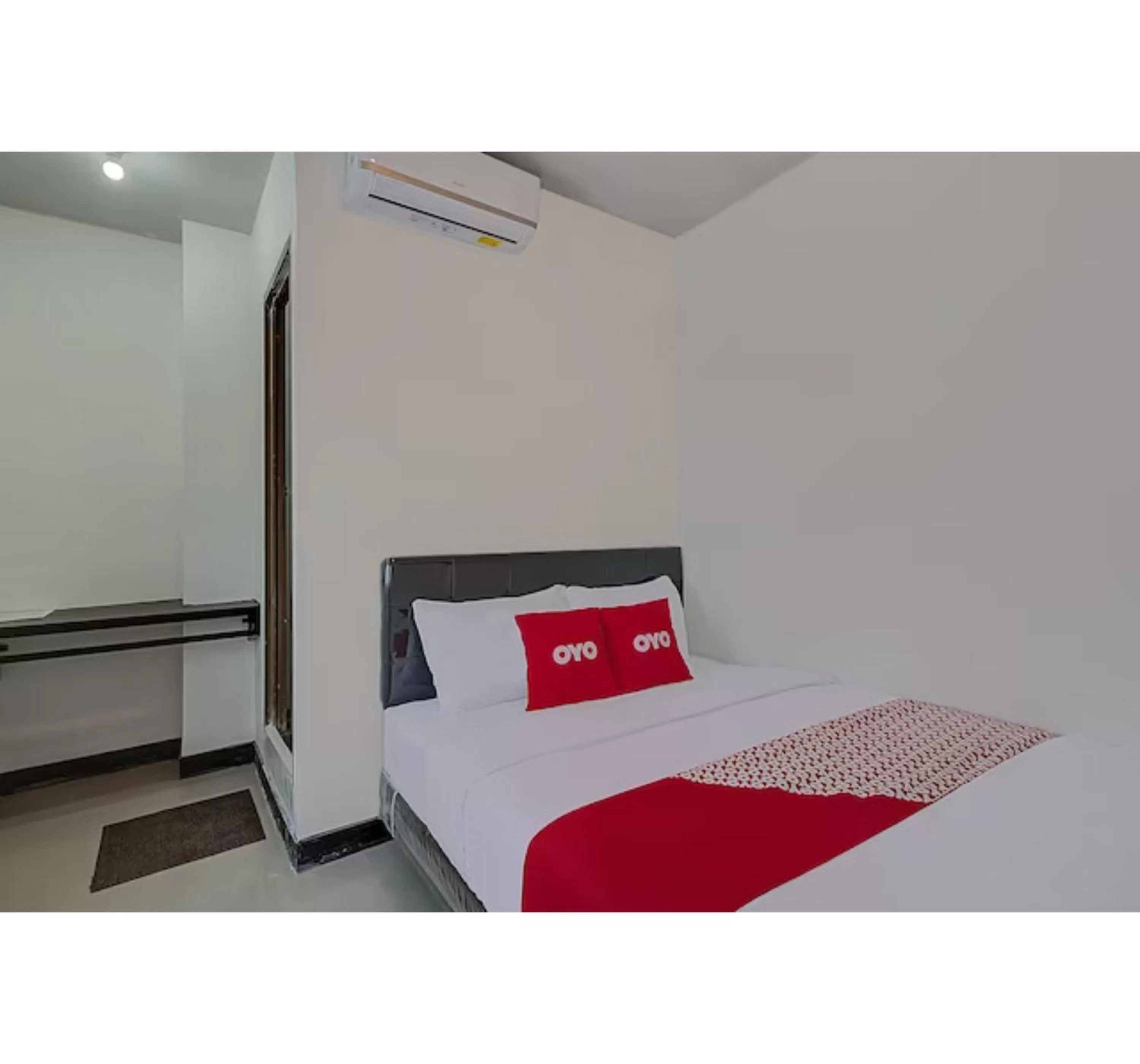 Bedroom, Bed in Capital O 3198 Sukomanunggal Inn