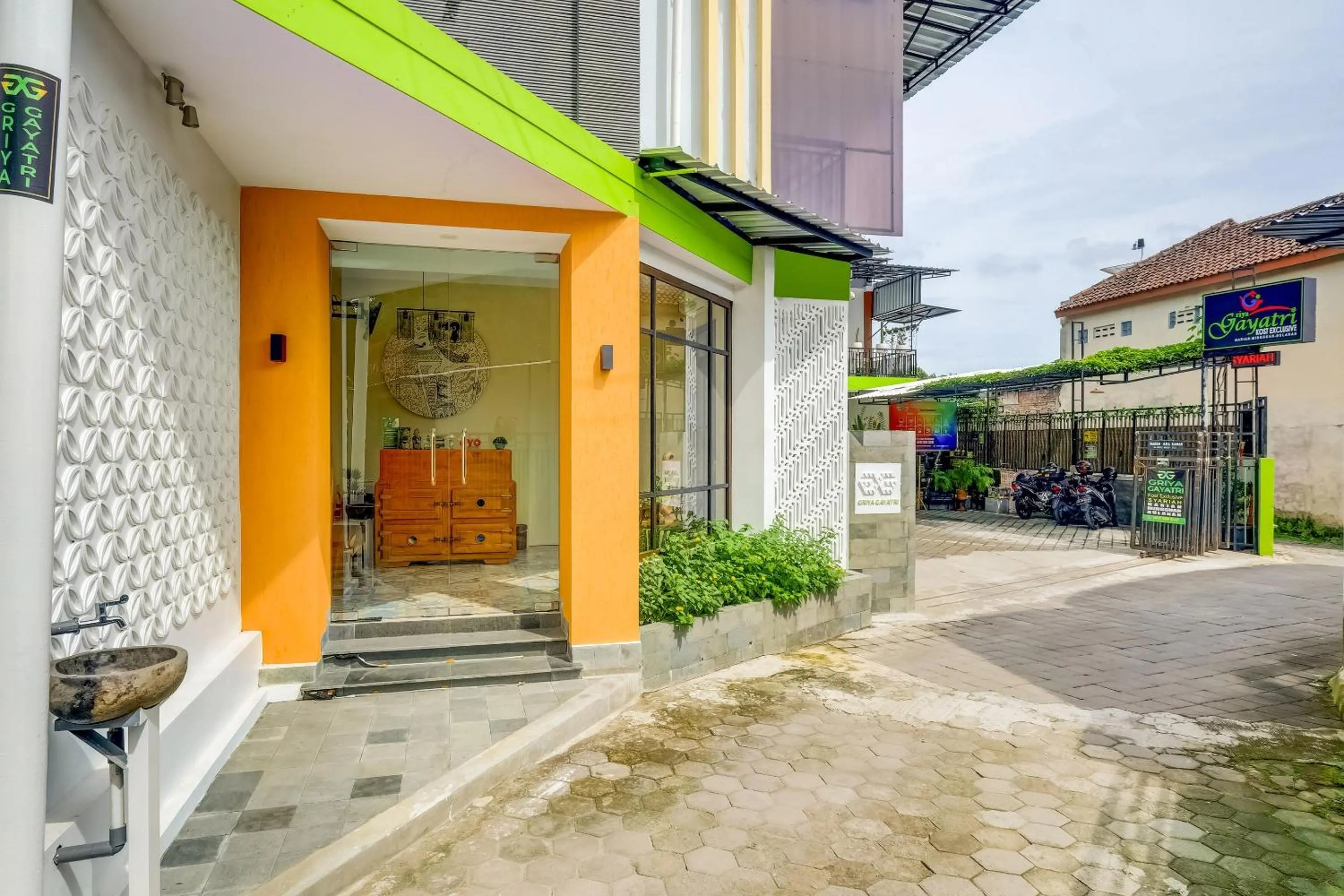Facade/entrance in Hotel O Griya Gayatri Syariah