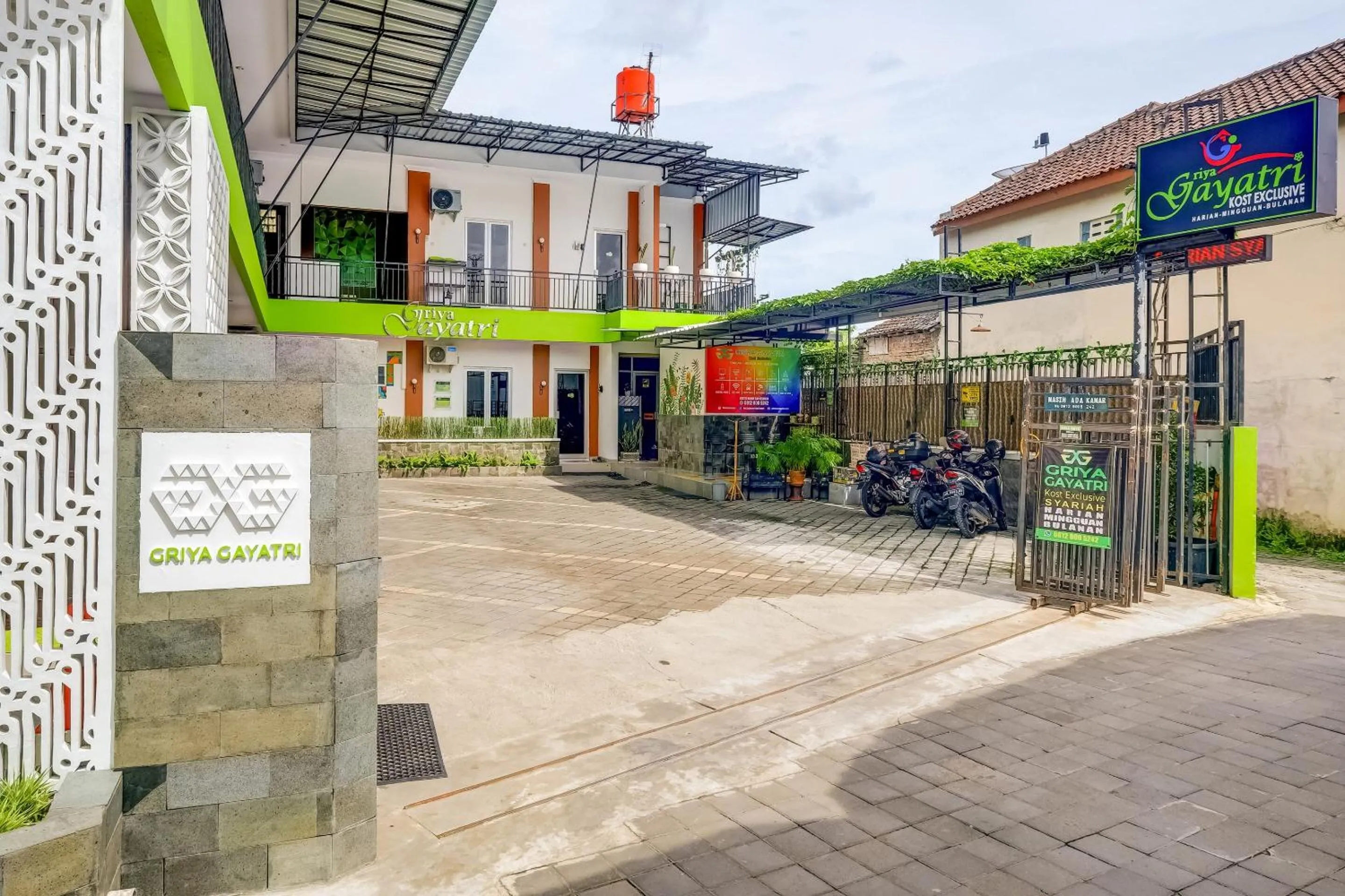 Facade/entrance in Hotel O Griya Gayatri Syariah