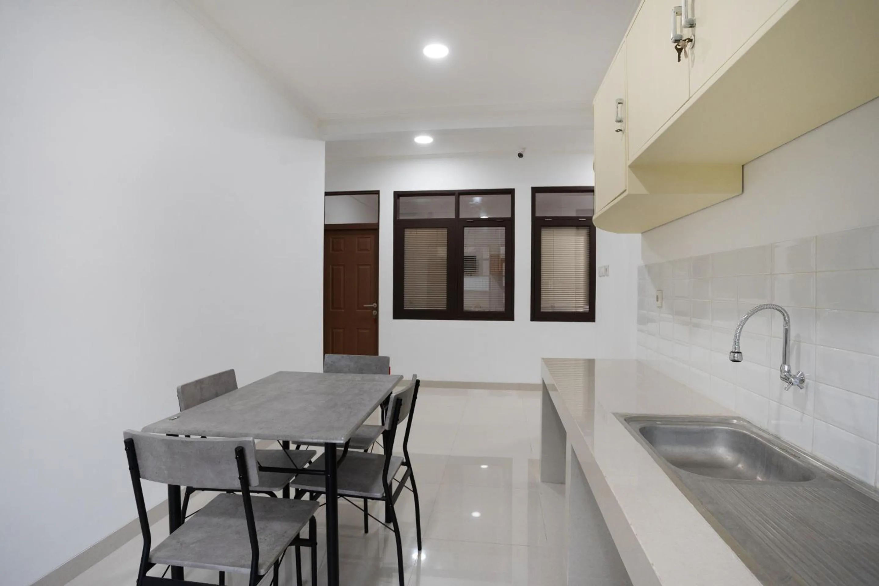 Communal kitchen in Hotel O Hegarbudhi Residence