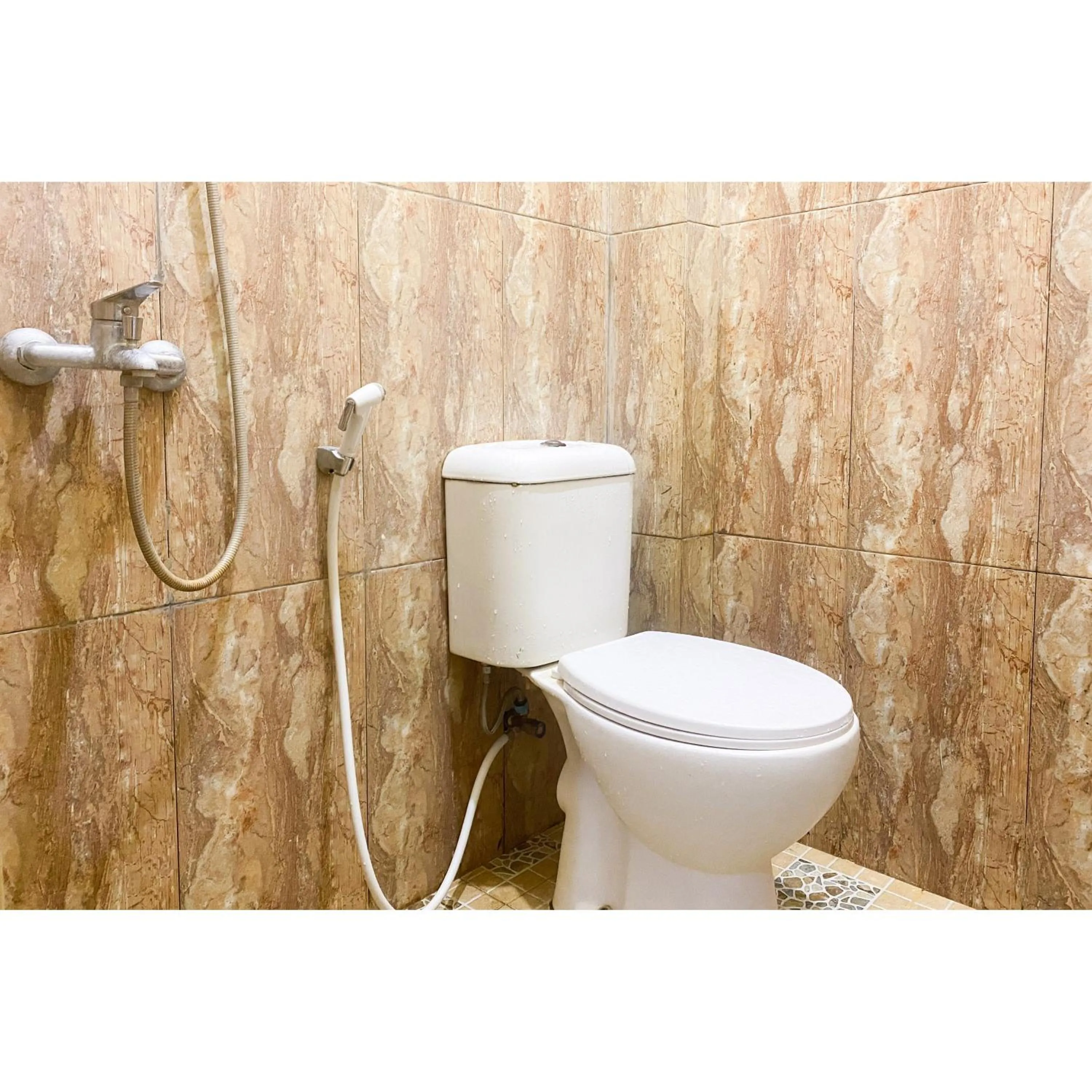 Bathroom in OYO Life 3365 Griya Nusantara Syariah