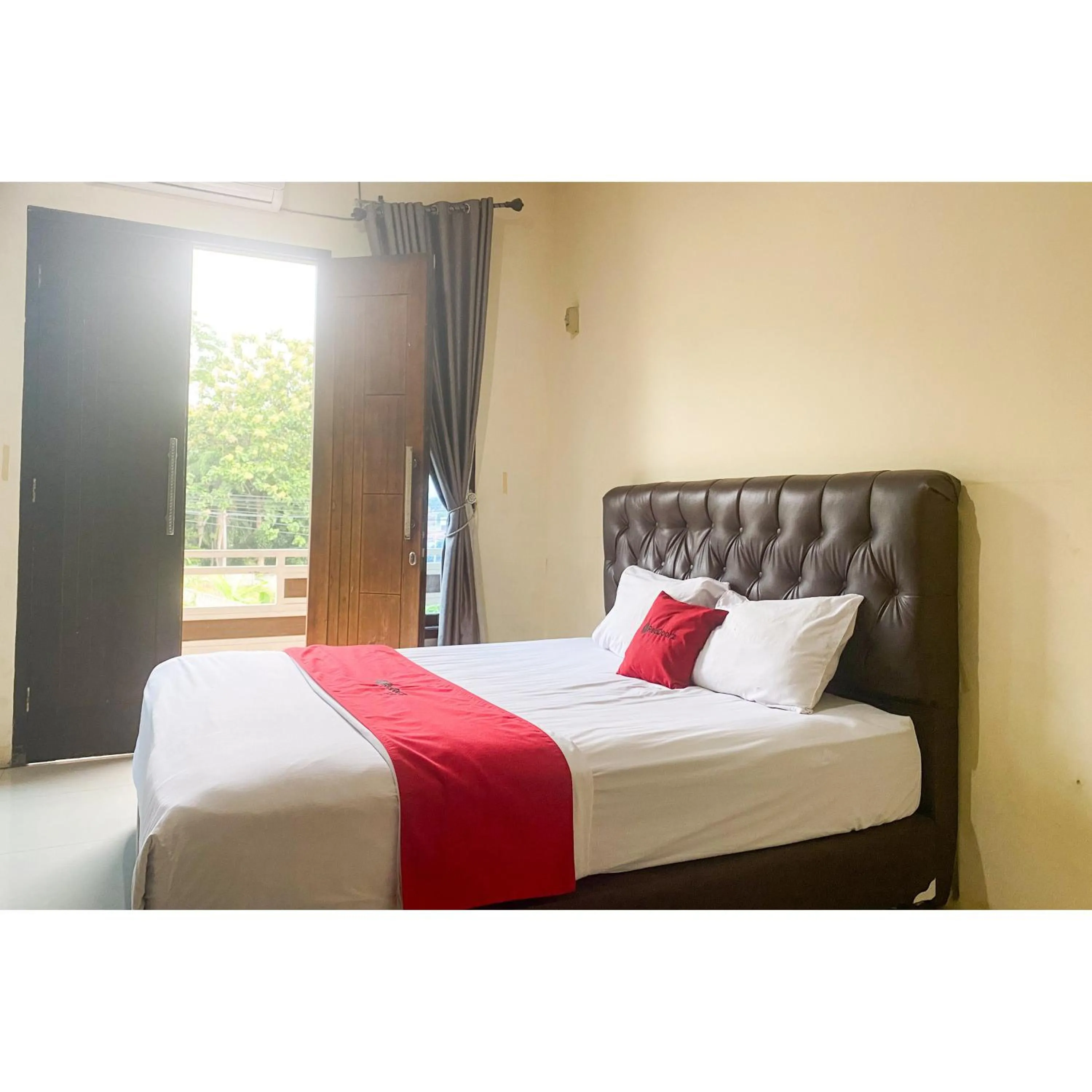 Bedroom, Bed in OYO Life 3365 Griya Nusantara Syariah