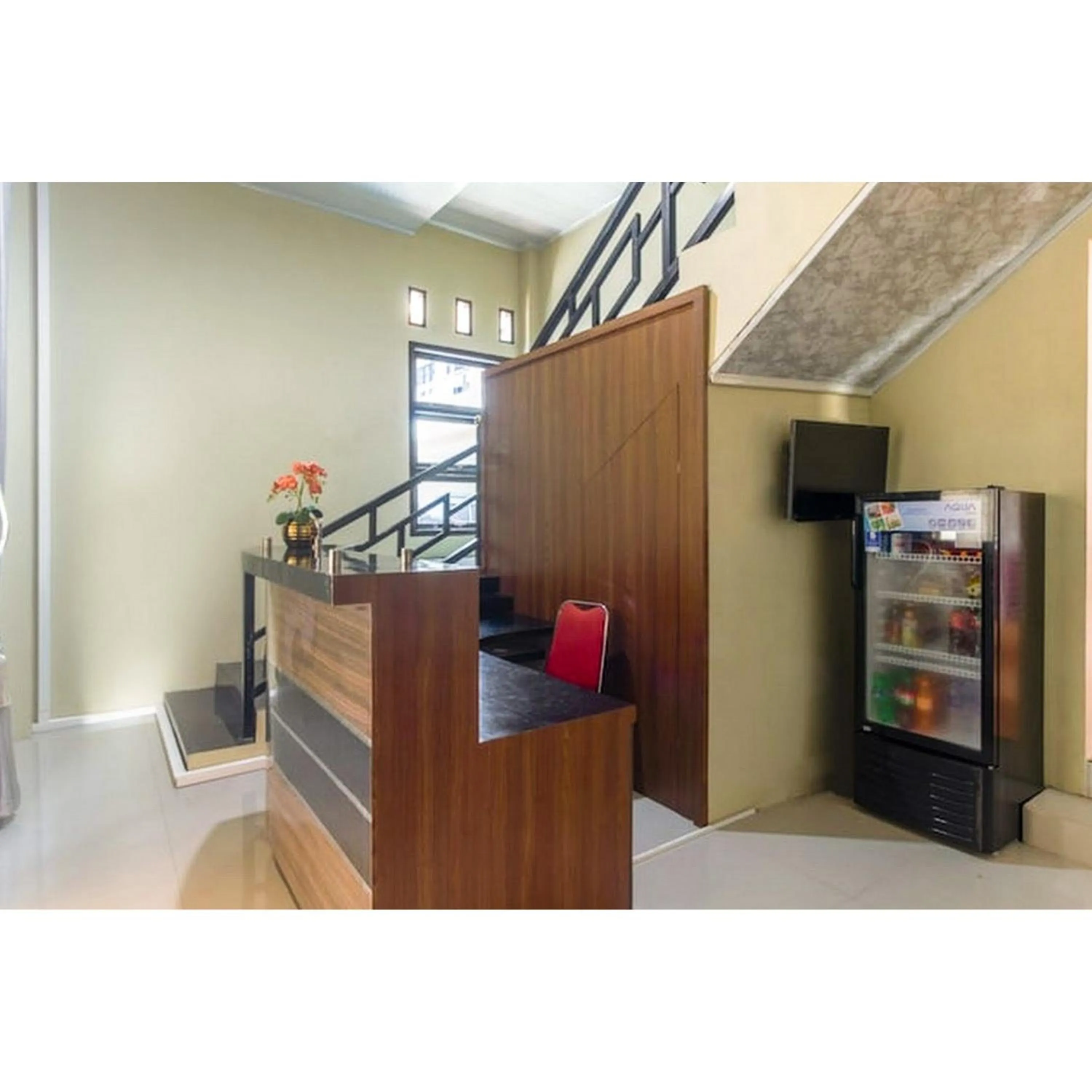 Lobby or reception, TV/Entertainment Center in OYO Life 3365 Griya Nusantara Syariah