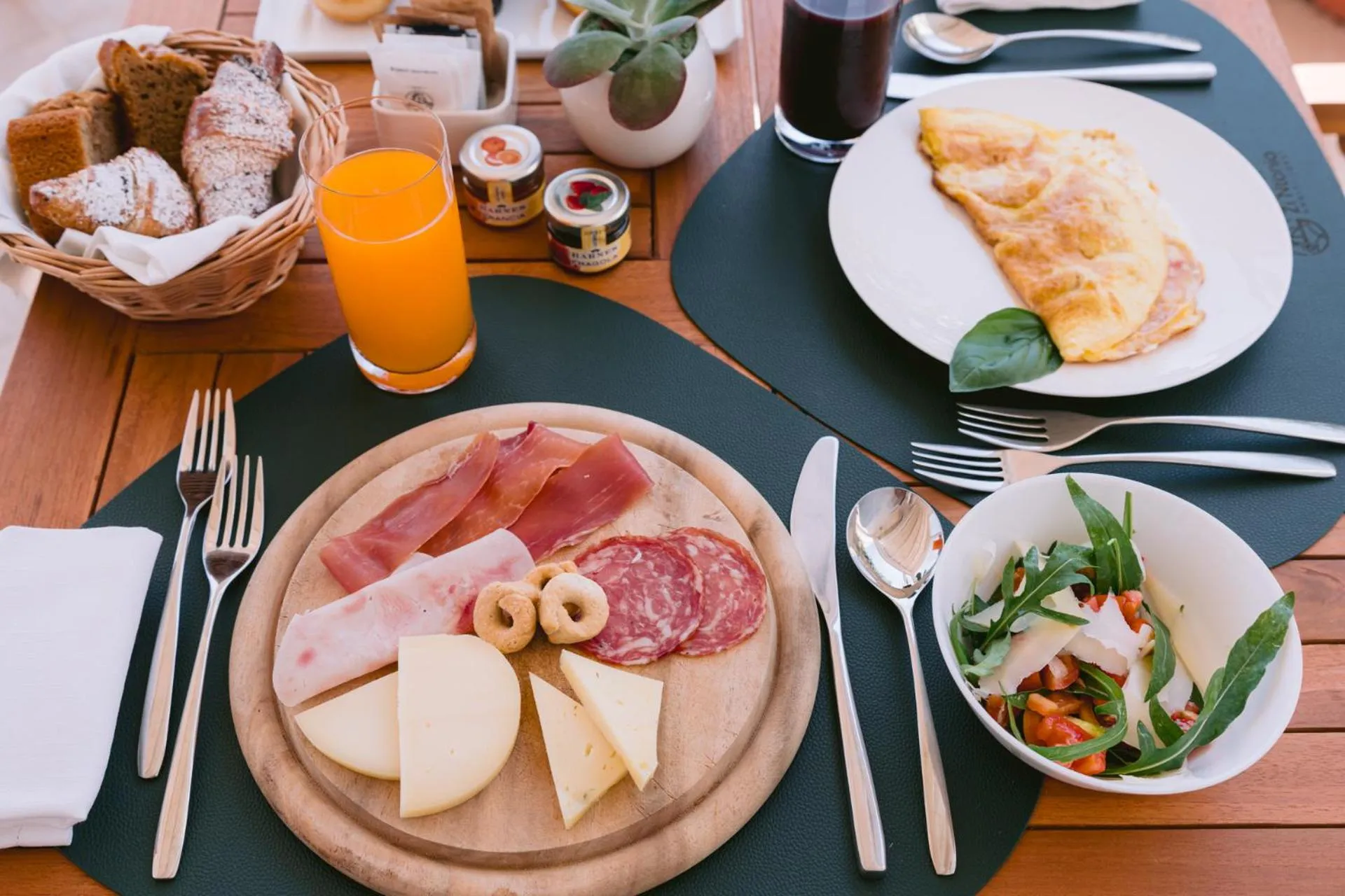 Food and drinks in HOTEL ZI'NTONIO