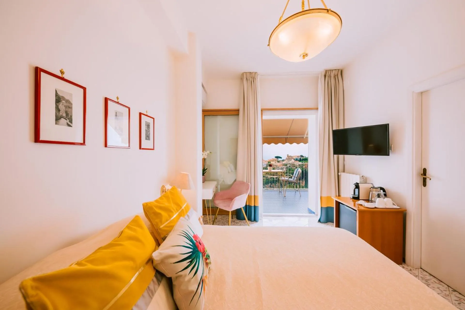 Photo of the whole room, Bed in HOTEL ZI'NTONIO