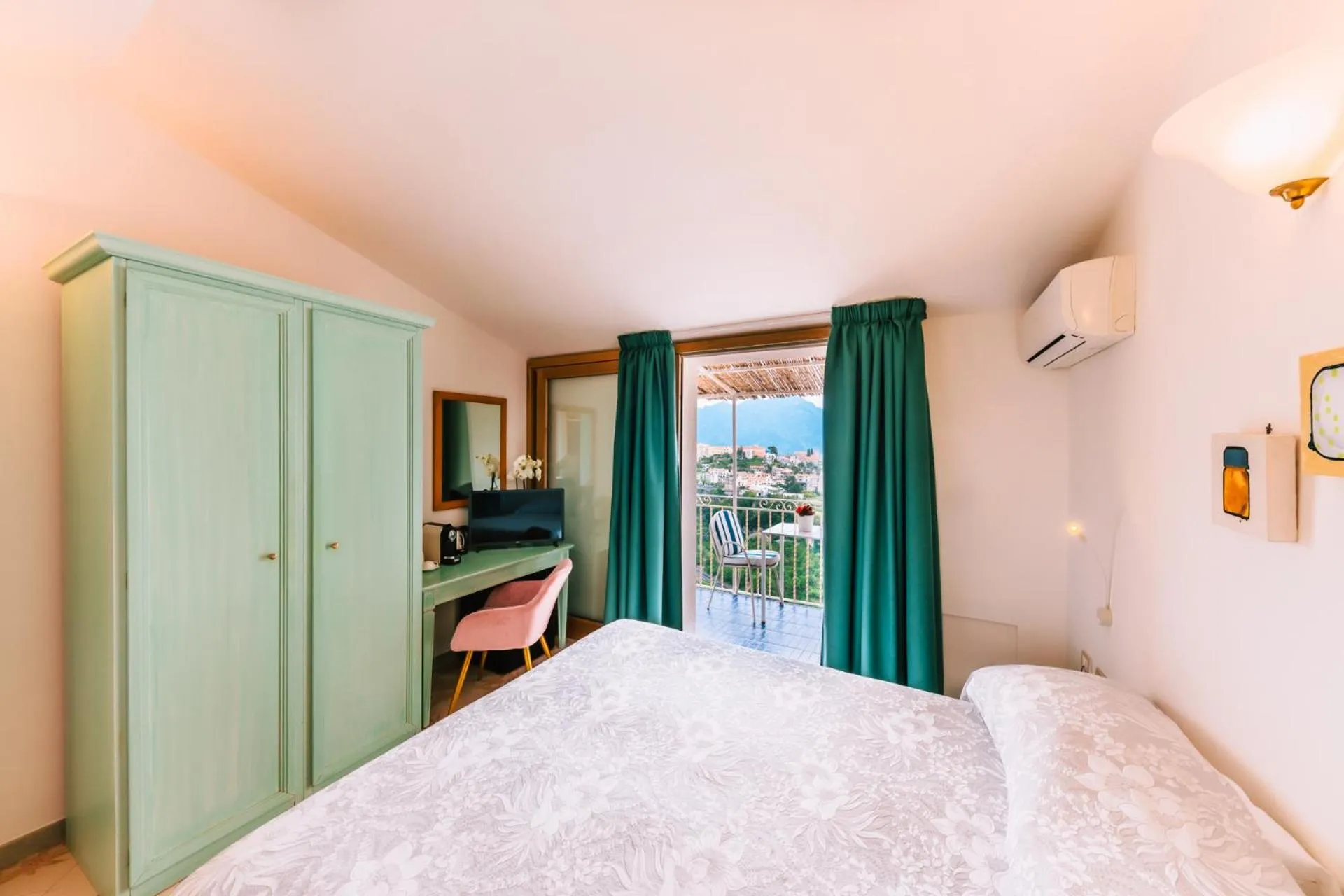 Photo of the whole room, Bed in HOTEL ZI'NTONIO