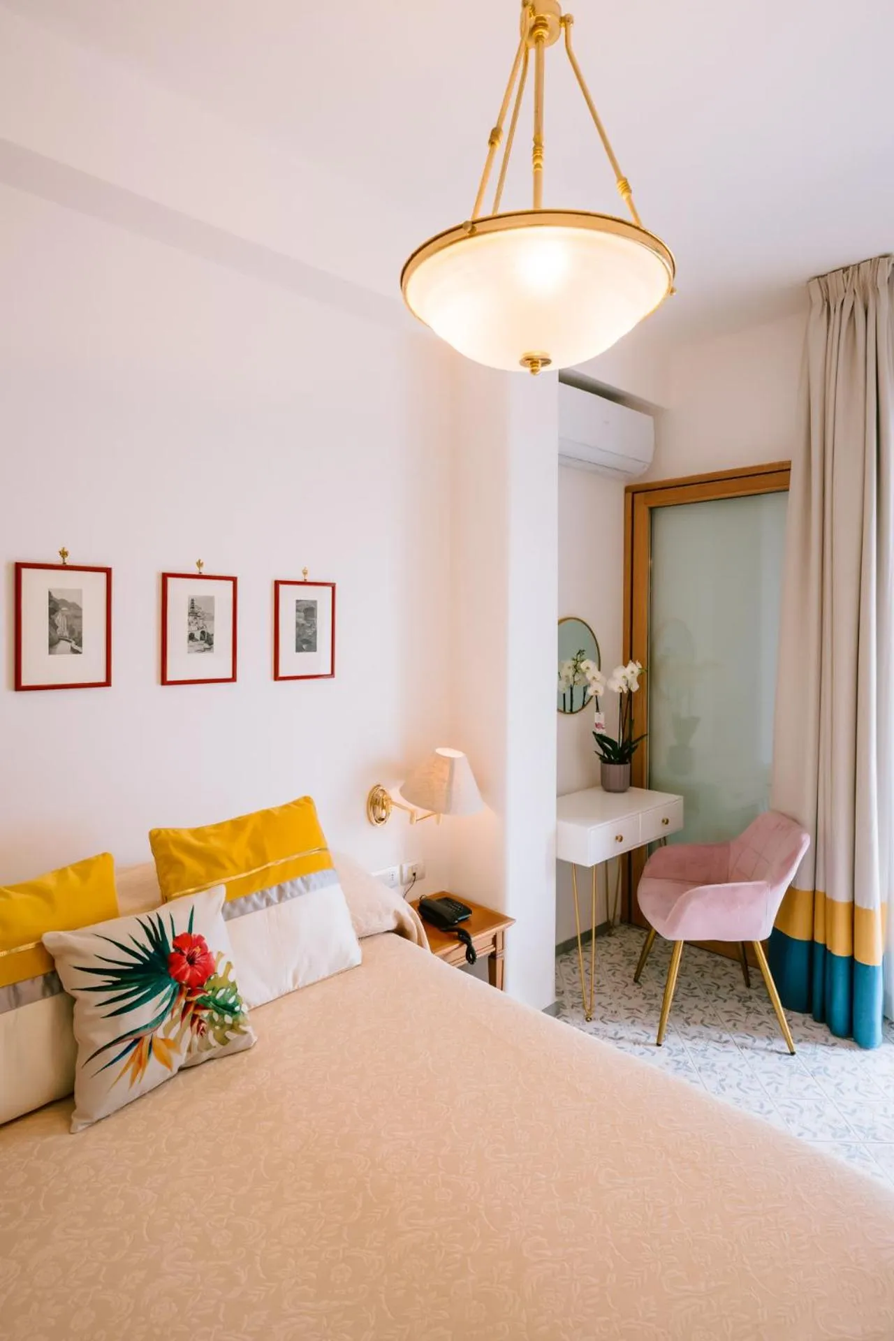 Photo of the whole room, Bed in HOTEL ZI'NTONIO