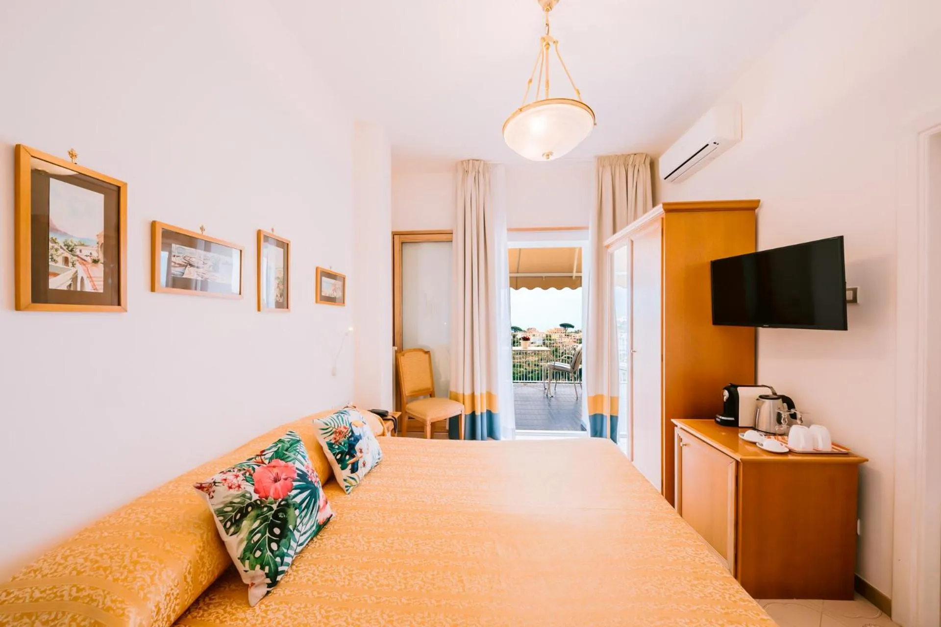 Photo of the whole room, Bed in HOTEL ZI'NTONIO