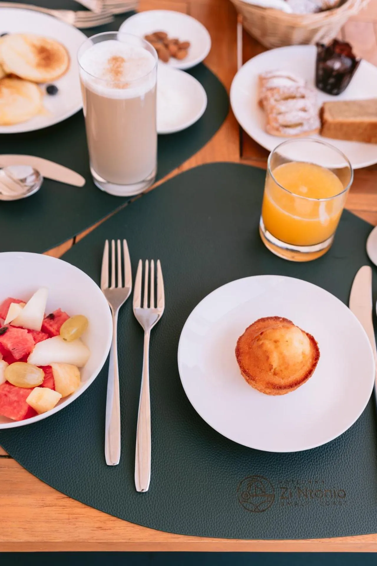 Food and drinks in HOTEL ZI'NTONIO