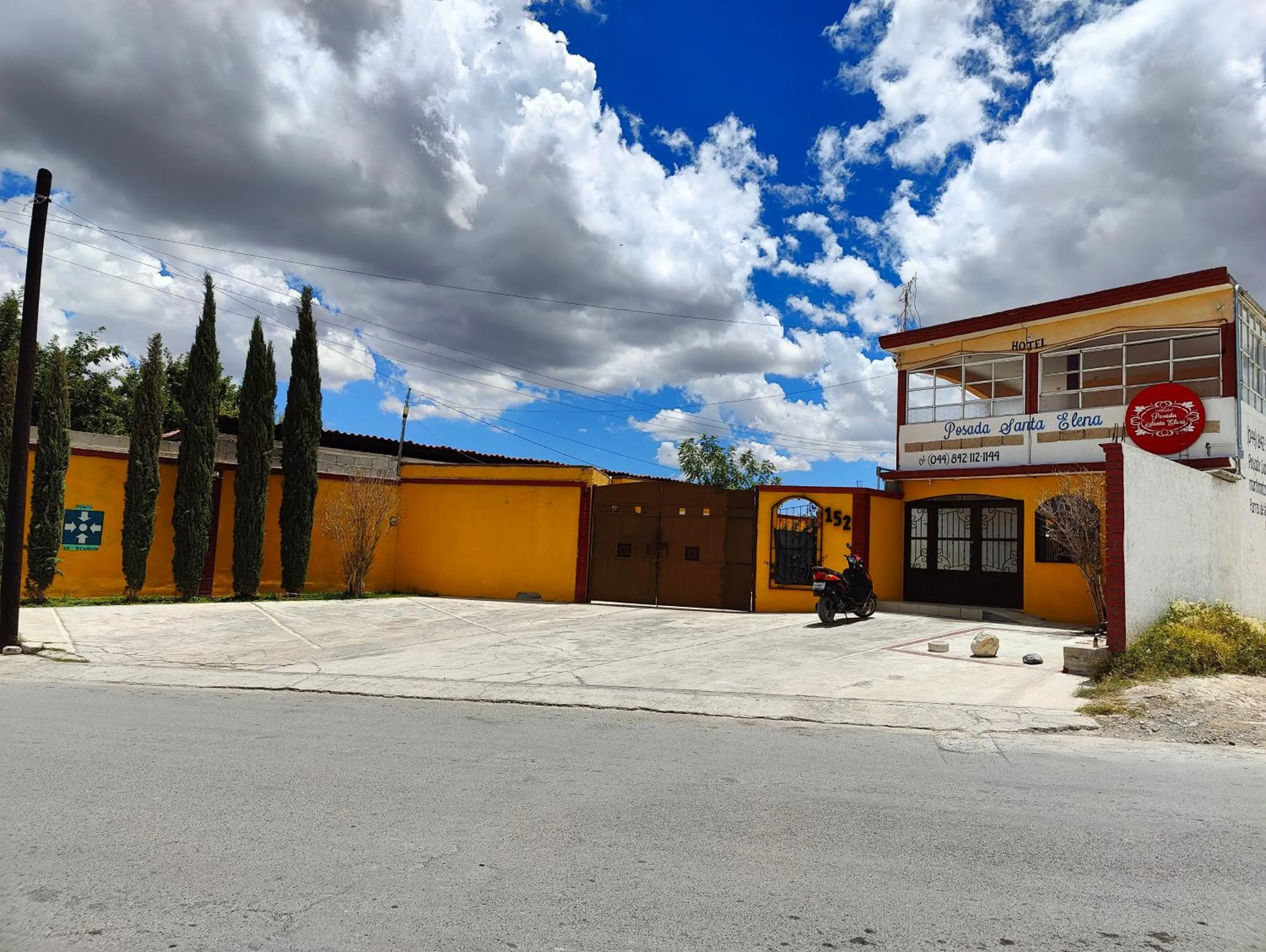 Facade/entrance in Hotel Posada Santa Elena