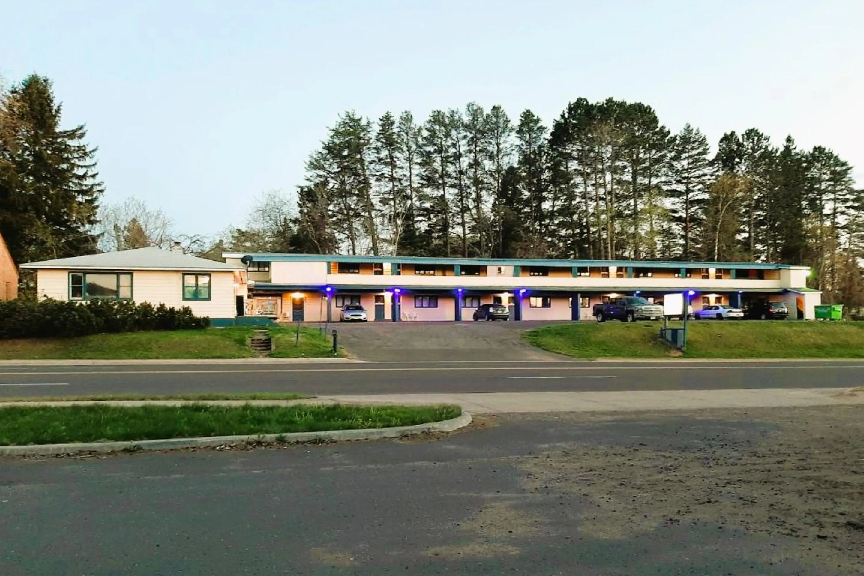 Facade/entrance in Love Hotels Timberline By OYO Lake Superior