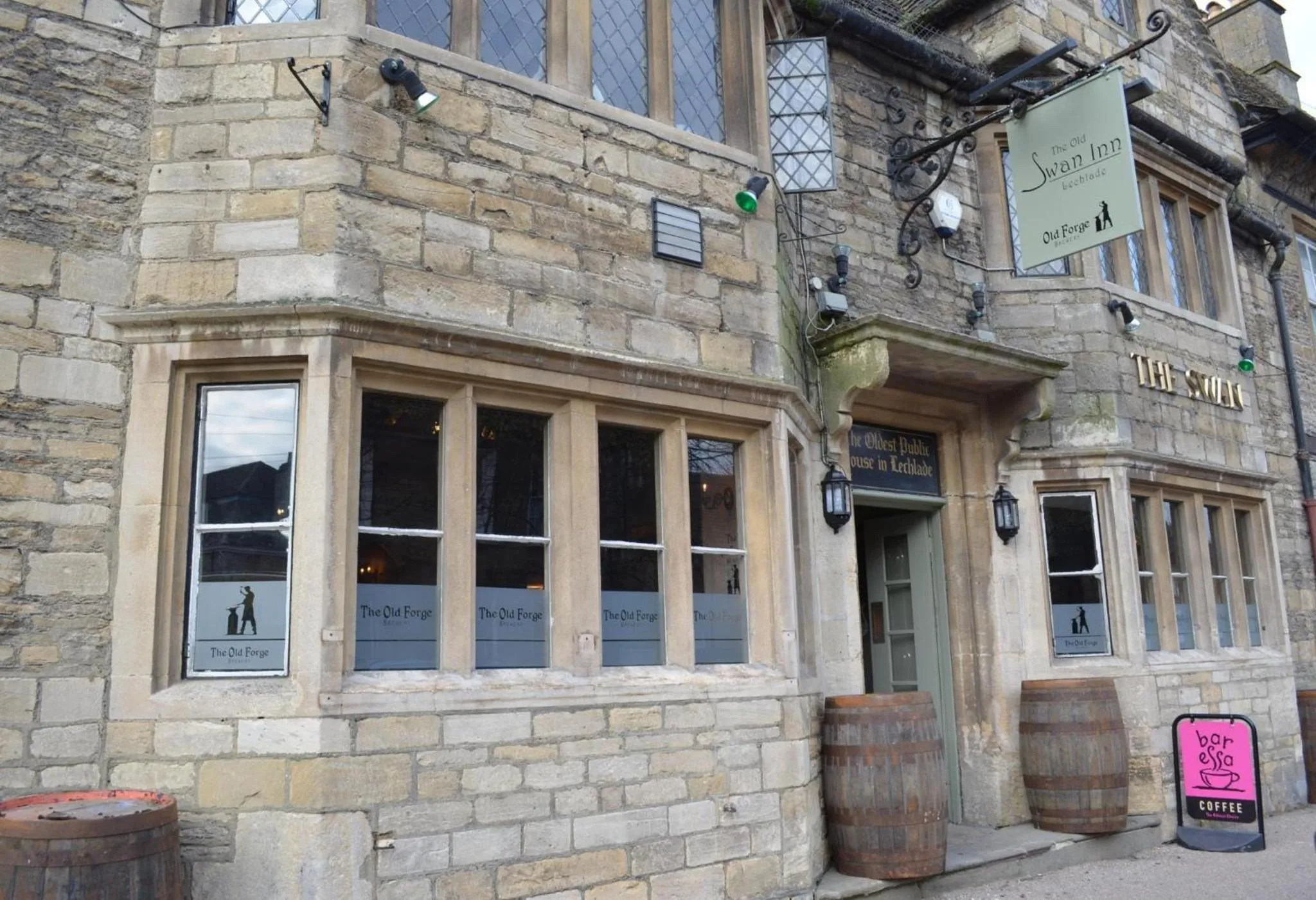 Facade/entrance in Swan Inn Lechlade