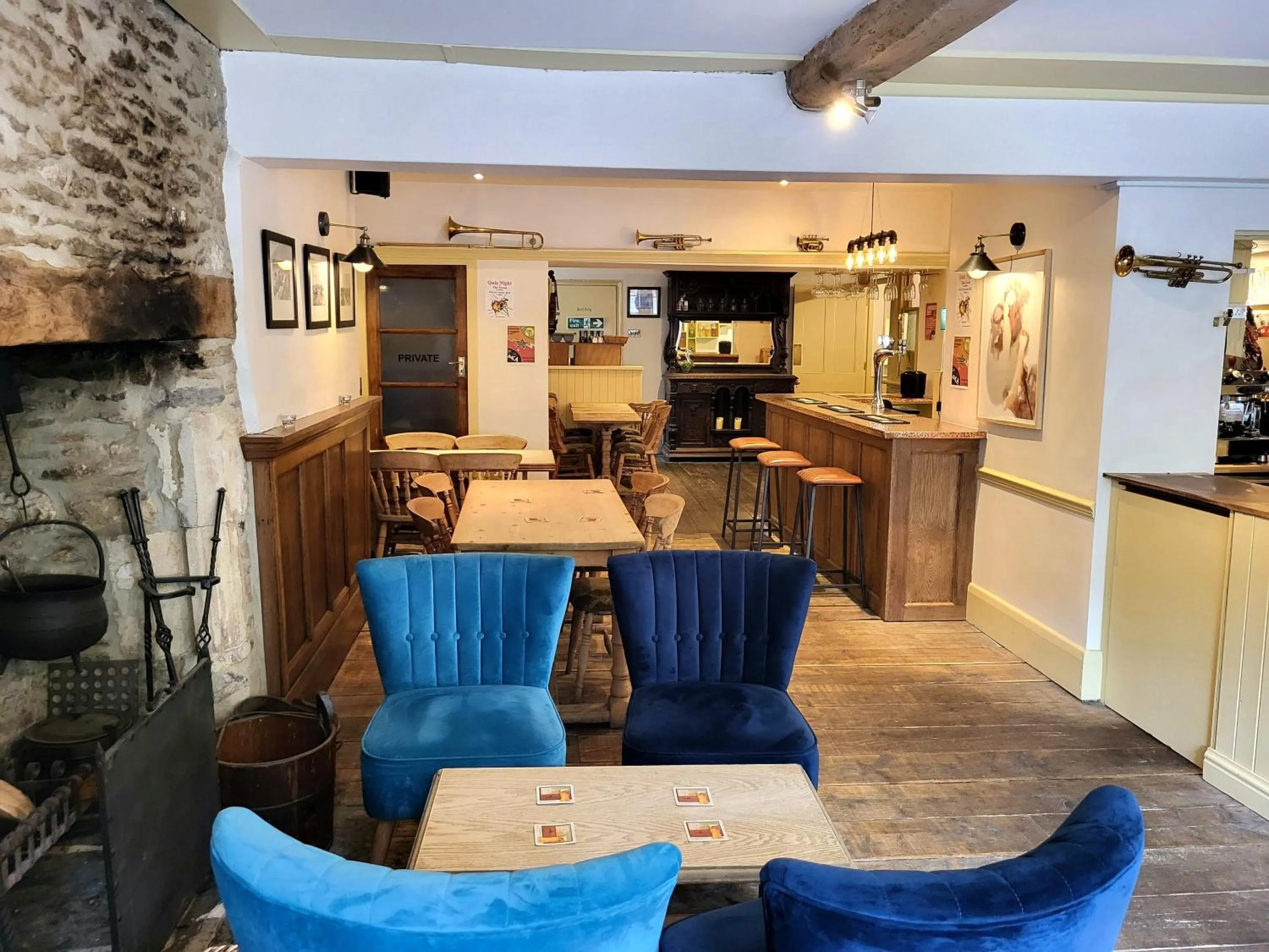 Lounge or bar in Swan Inn Lechlade
