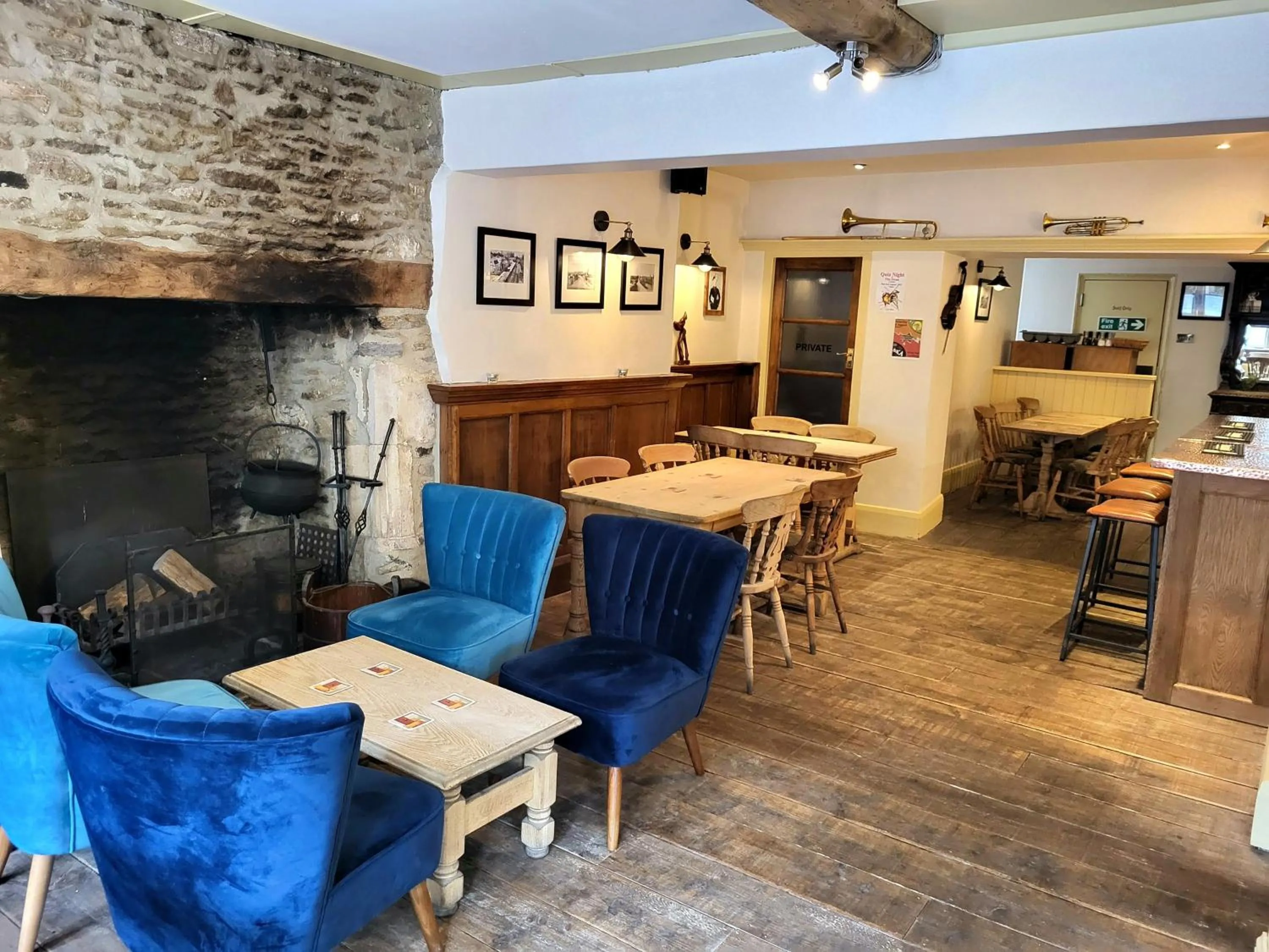 Lounge or bar in Swan Inn Lechlade
