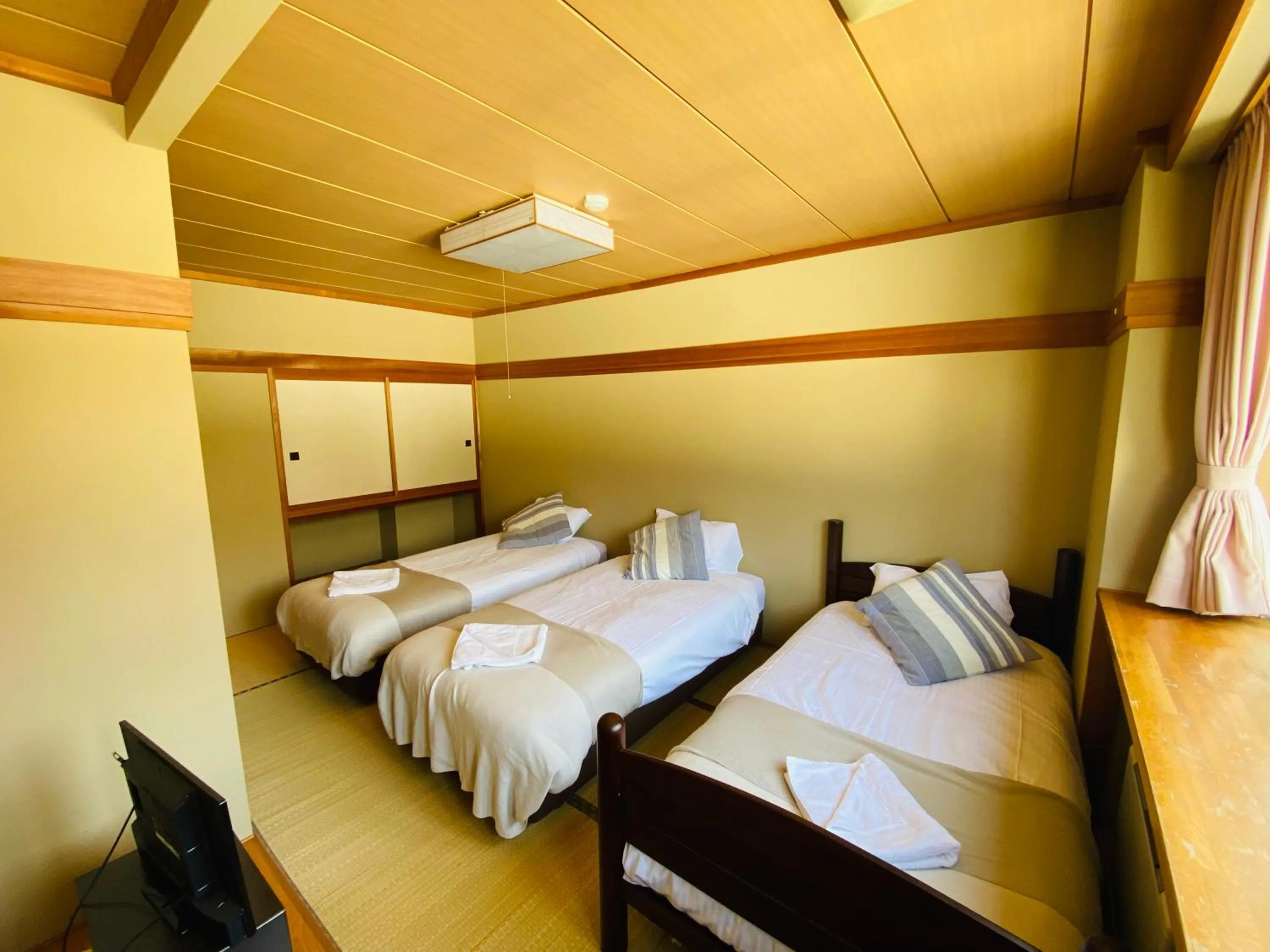 Photo of the whole room, Bed in Red Fox Lodge Myoko