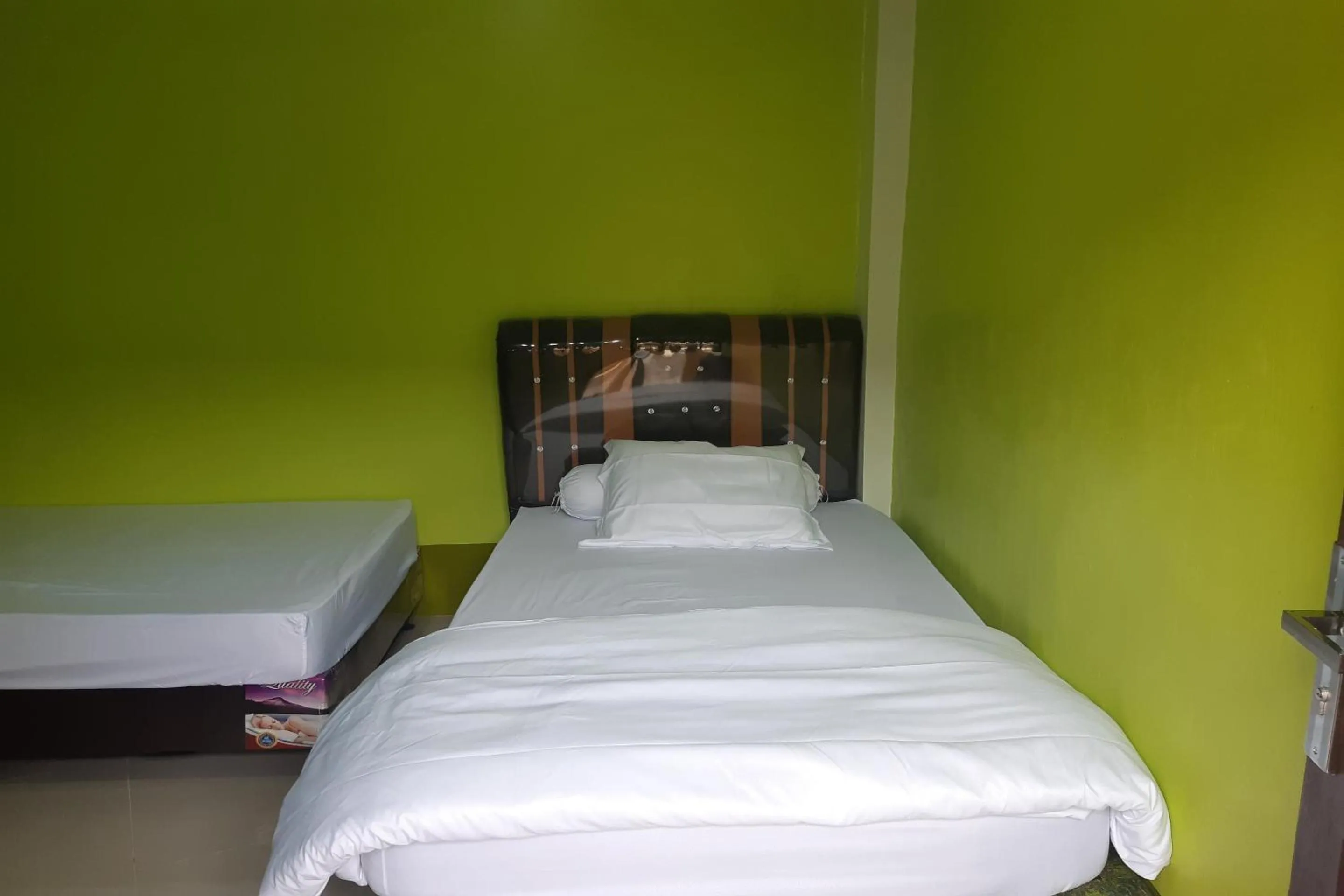 Bedroom, Bed in Hotel O Es Em Je Residence