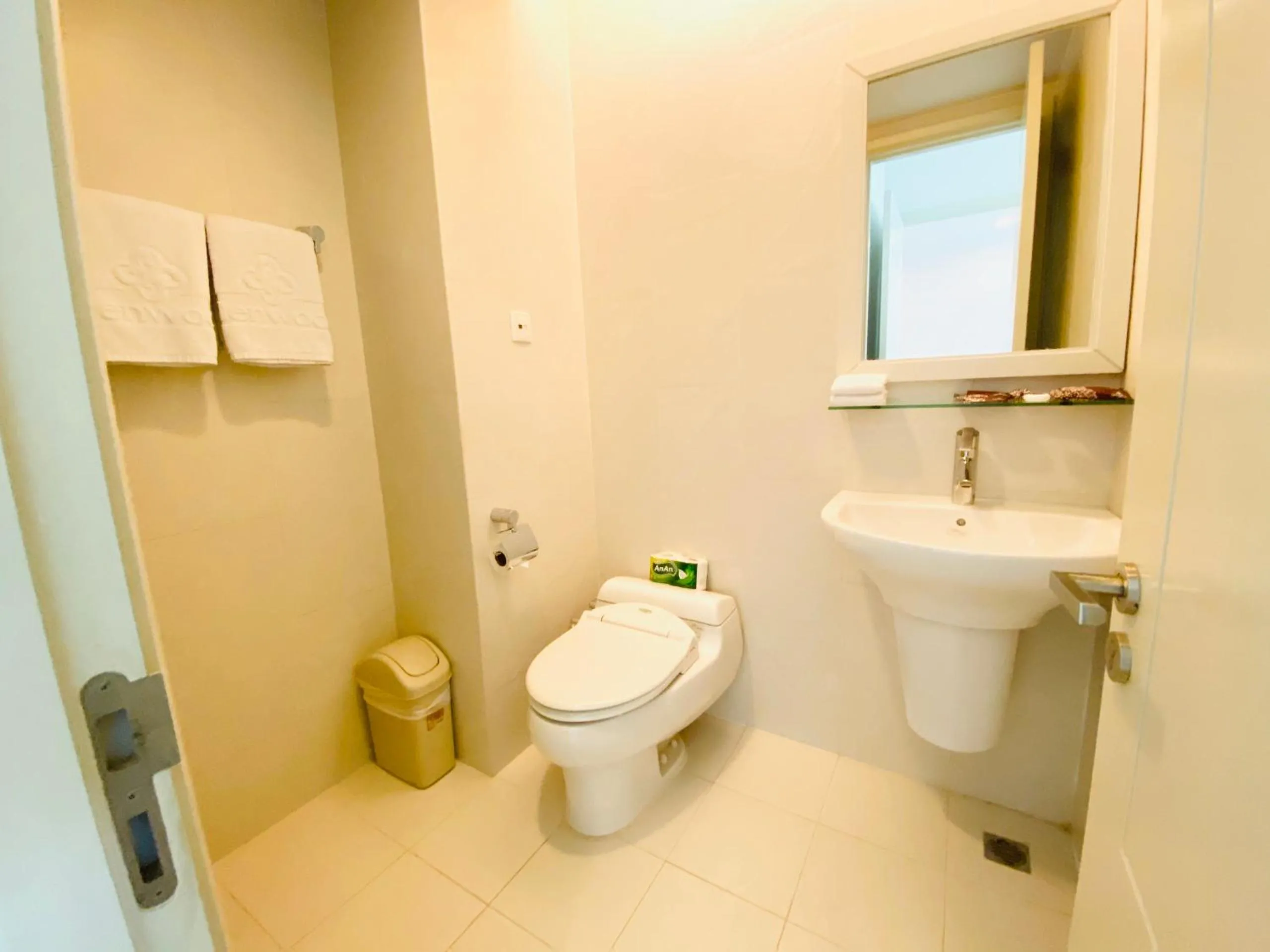 Toilet in GLENWOOD APARTMENT