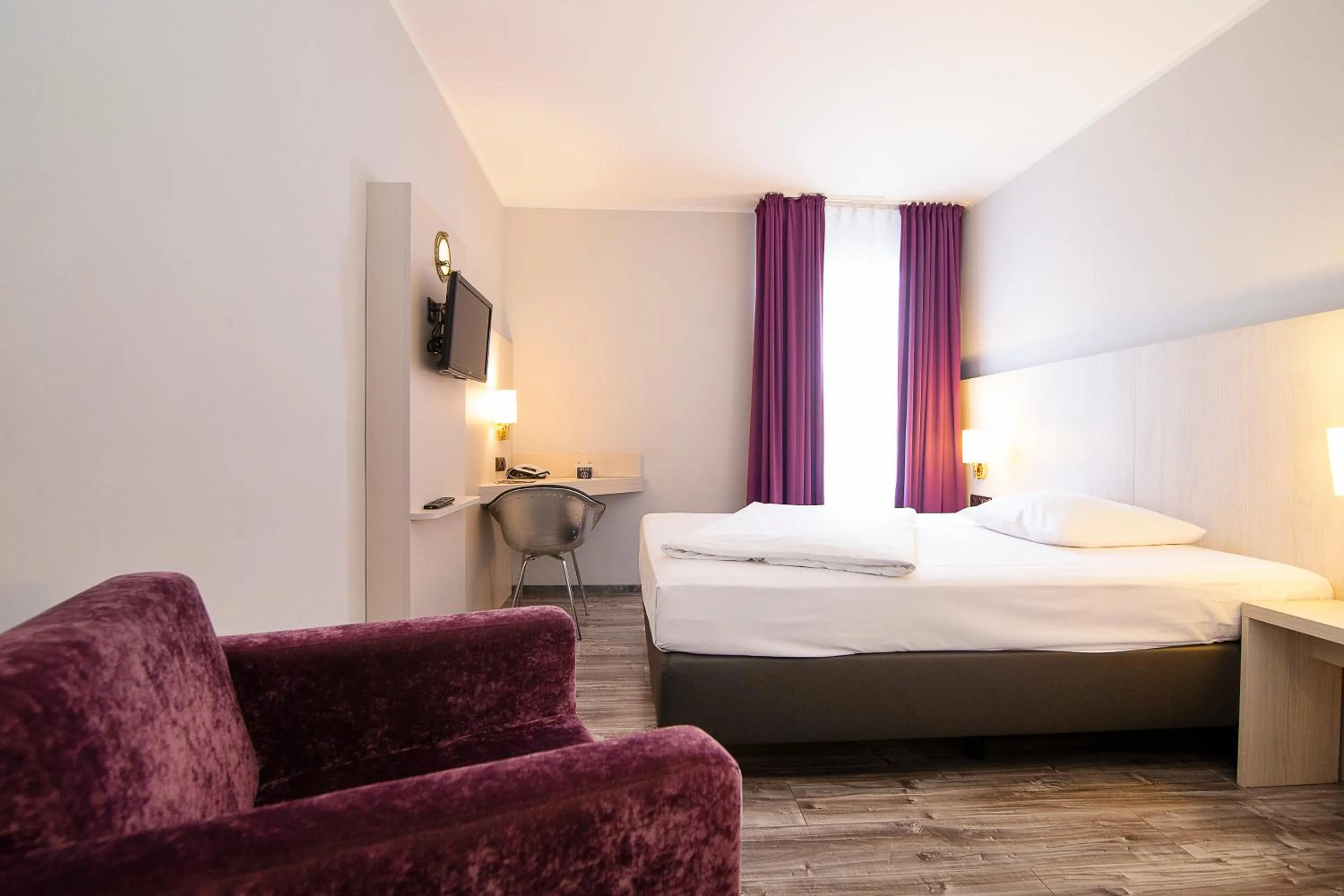 Photo of the whole room, Bed in Nautic Hotel Bremerhaven