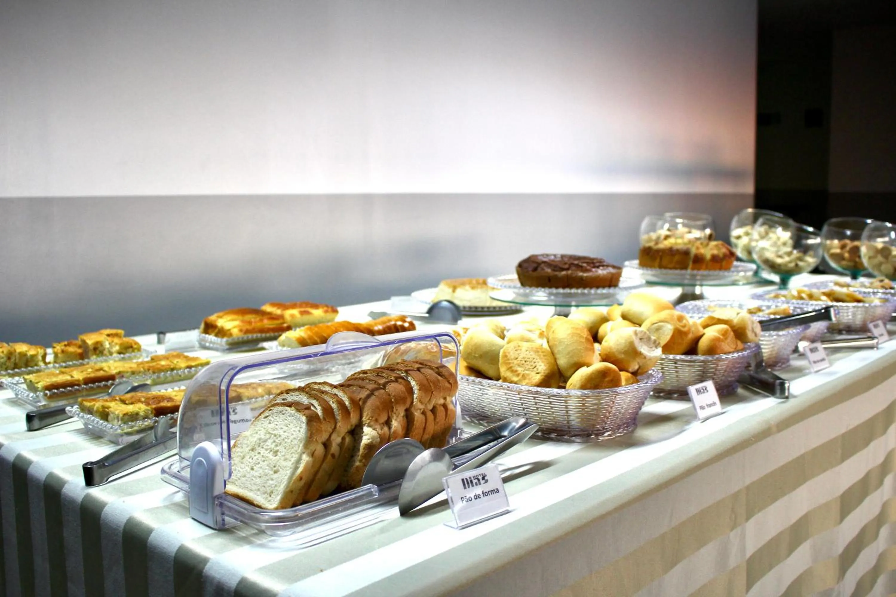 Buffet breakfast in Hotel Dias em Pouso Alegre - MG - Próximo a Centros Comerciais e Restaurantes