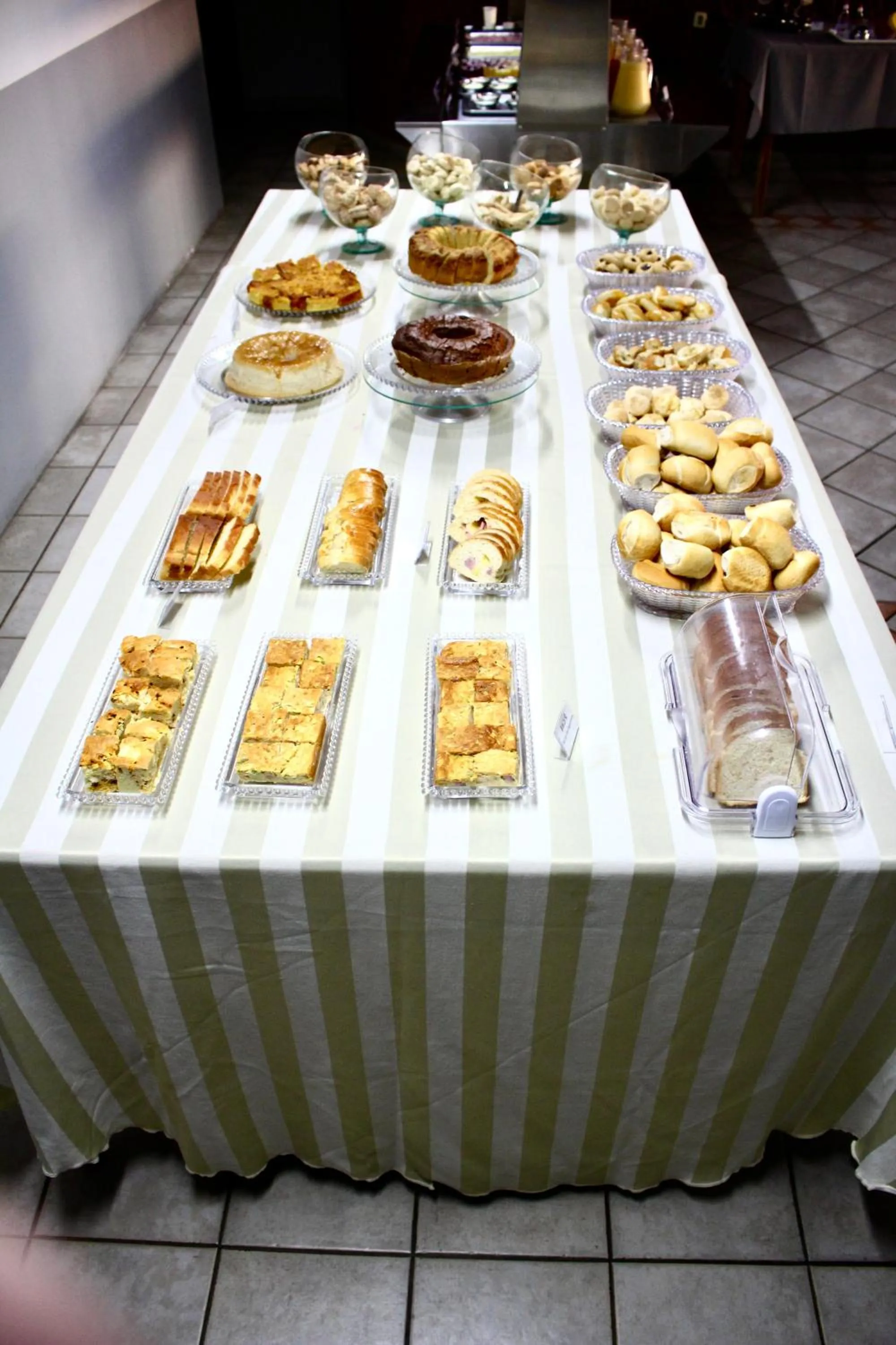 Buffet breakfast in Hotel Dias em Pouso Alegre - MG - Próximo a Centros Comerciais e Restaurantes