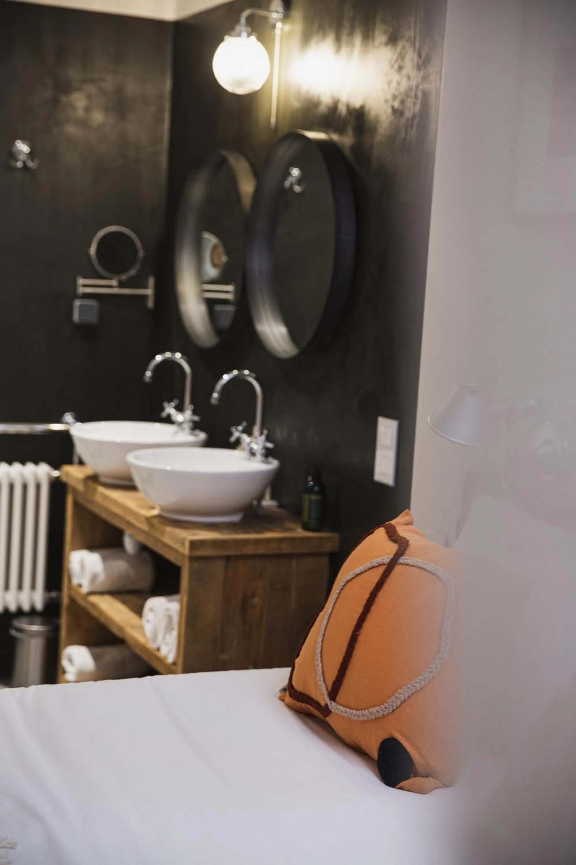 Bathroom, Bed in Suites The Marcel