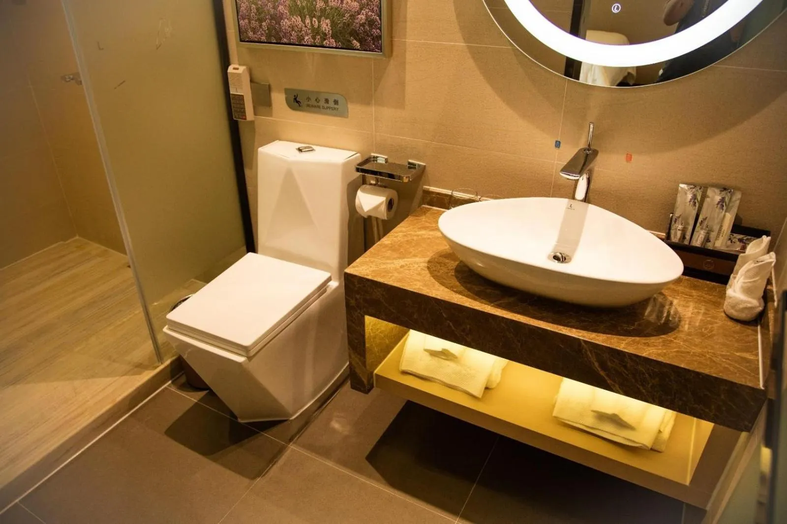 Lavande Hotels·Shenzhen North Railway Station Bantian Metro Station