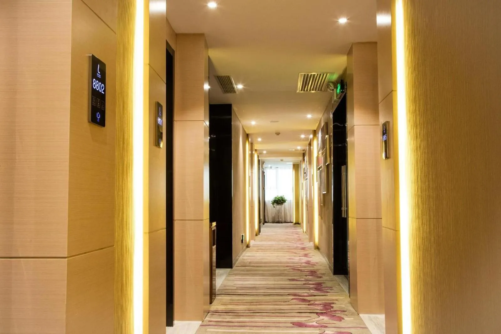 Lavande Hotels·Shenzhen North Railway Station Bantian Metro Station