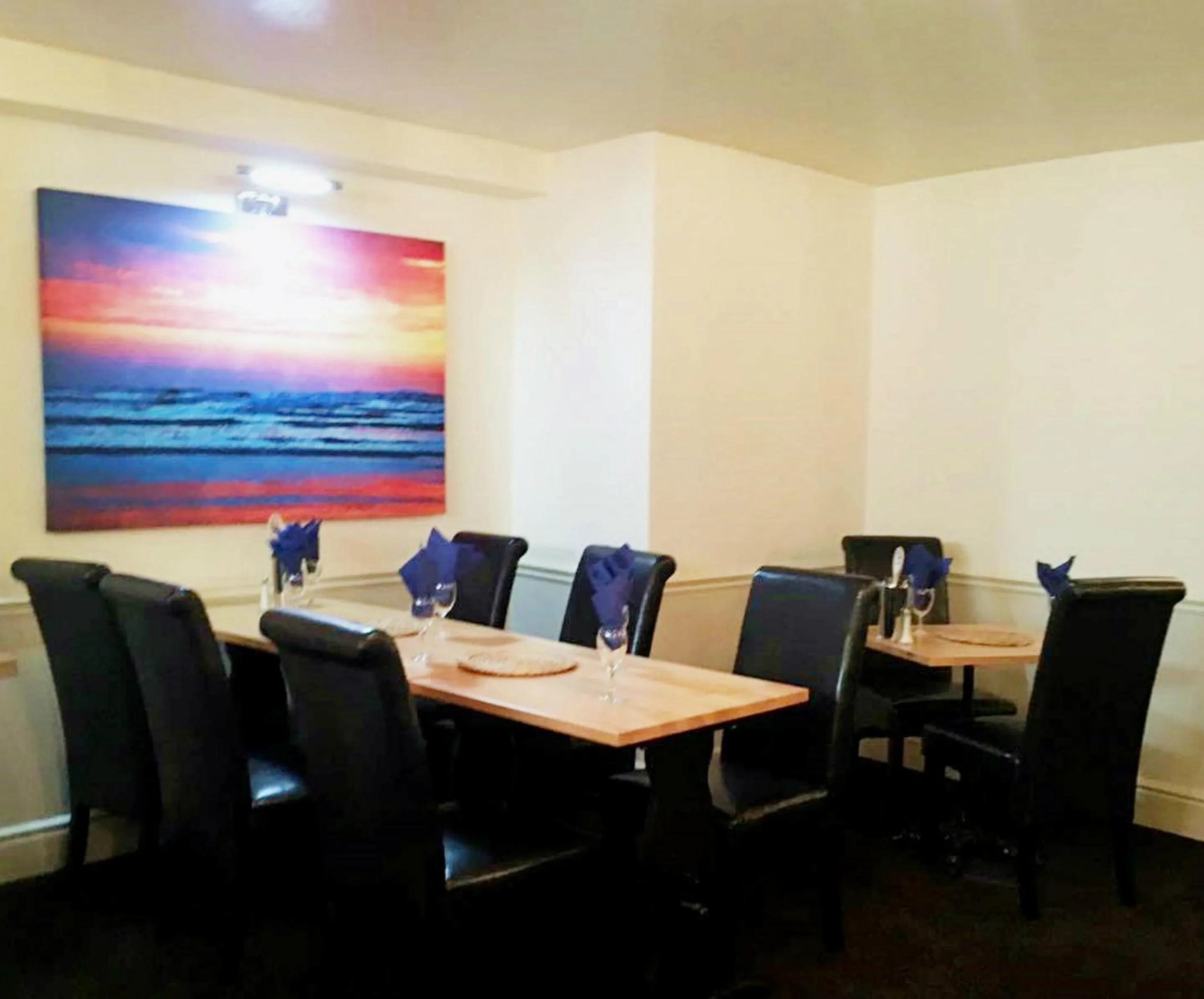 Dining area in Harrow Lodge Hotel