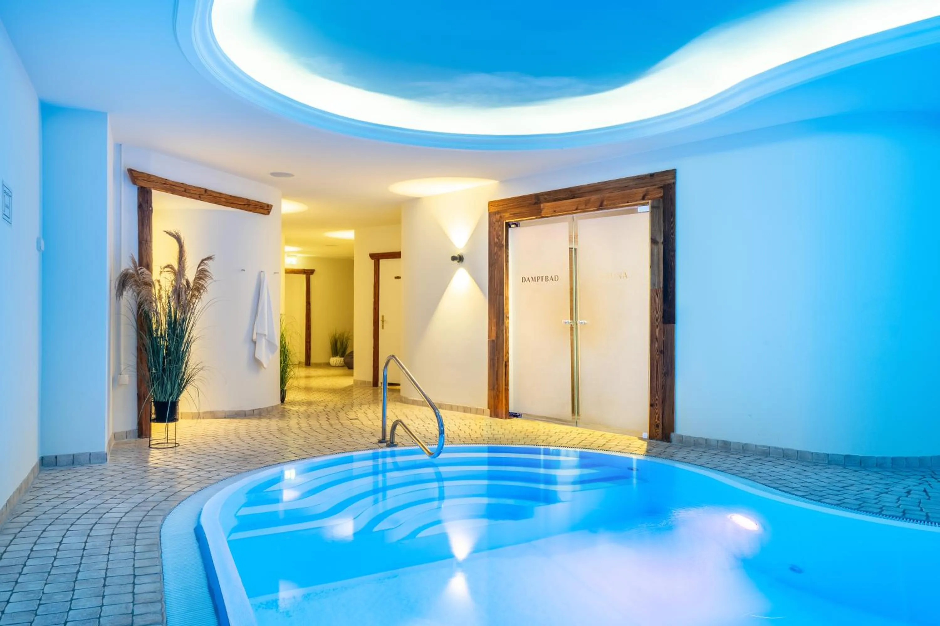 Swimming pool in SEETELHOTEL Ostseehotel das Entdeckerhotel an der Ostsee und der perfekte Startpunkt für Ihre Inselabenteuer