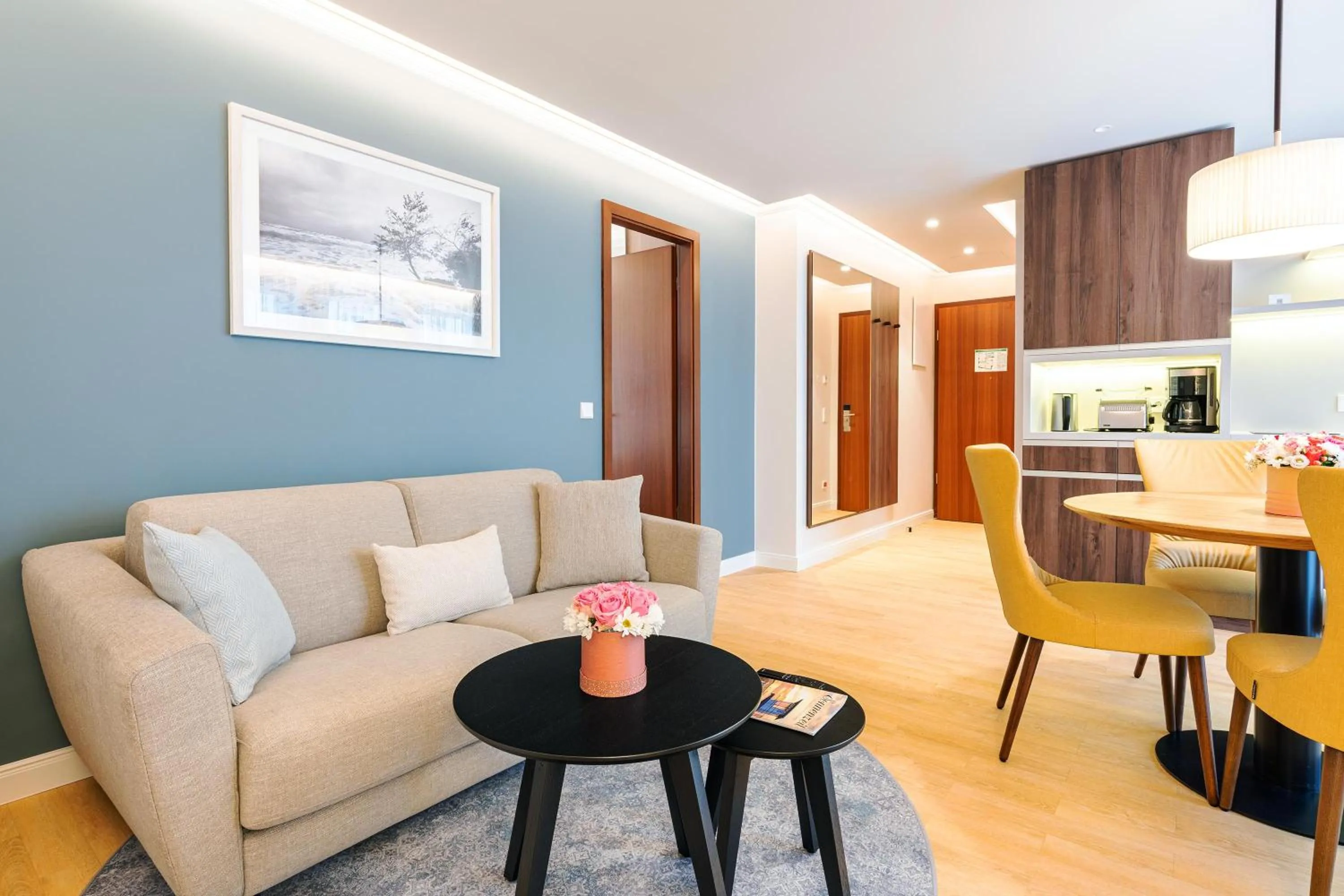 Living room in SEETELHOTEL Ostseehotel das Entdeckerhotel an der Ostsee und der perfekte Startpunkt für Ihre Inselabenteuer