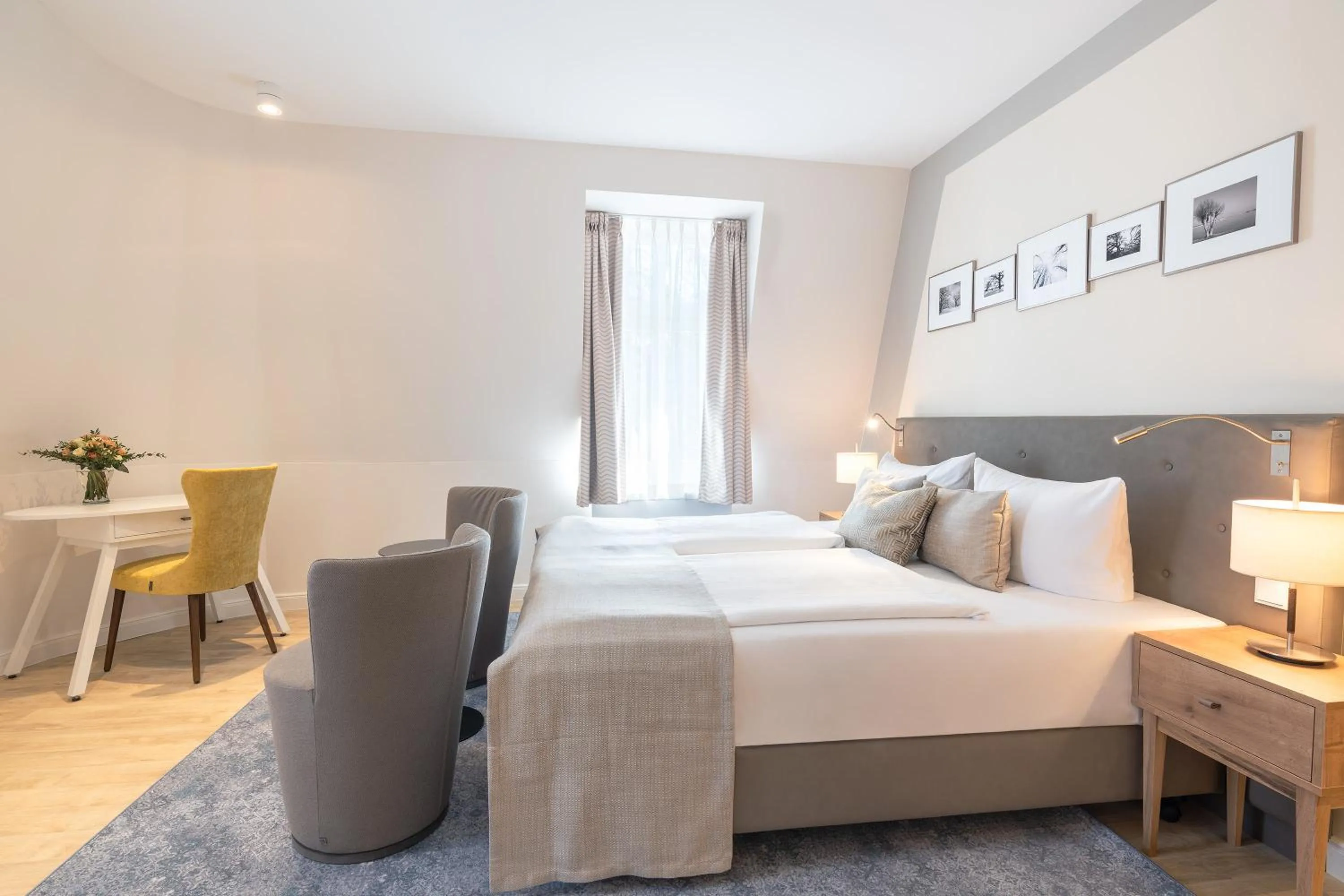 Photo of the whole room, Bed in SEETELHOTEL Ostseehotel das Entdeckerhotel an der Ostsee und der perfekte Startpunkt für Ihre Inselabenteuer