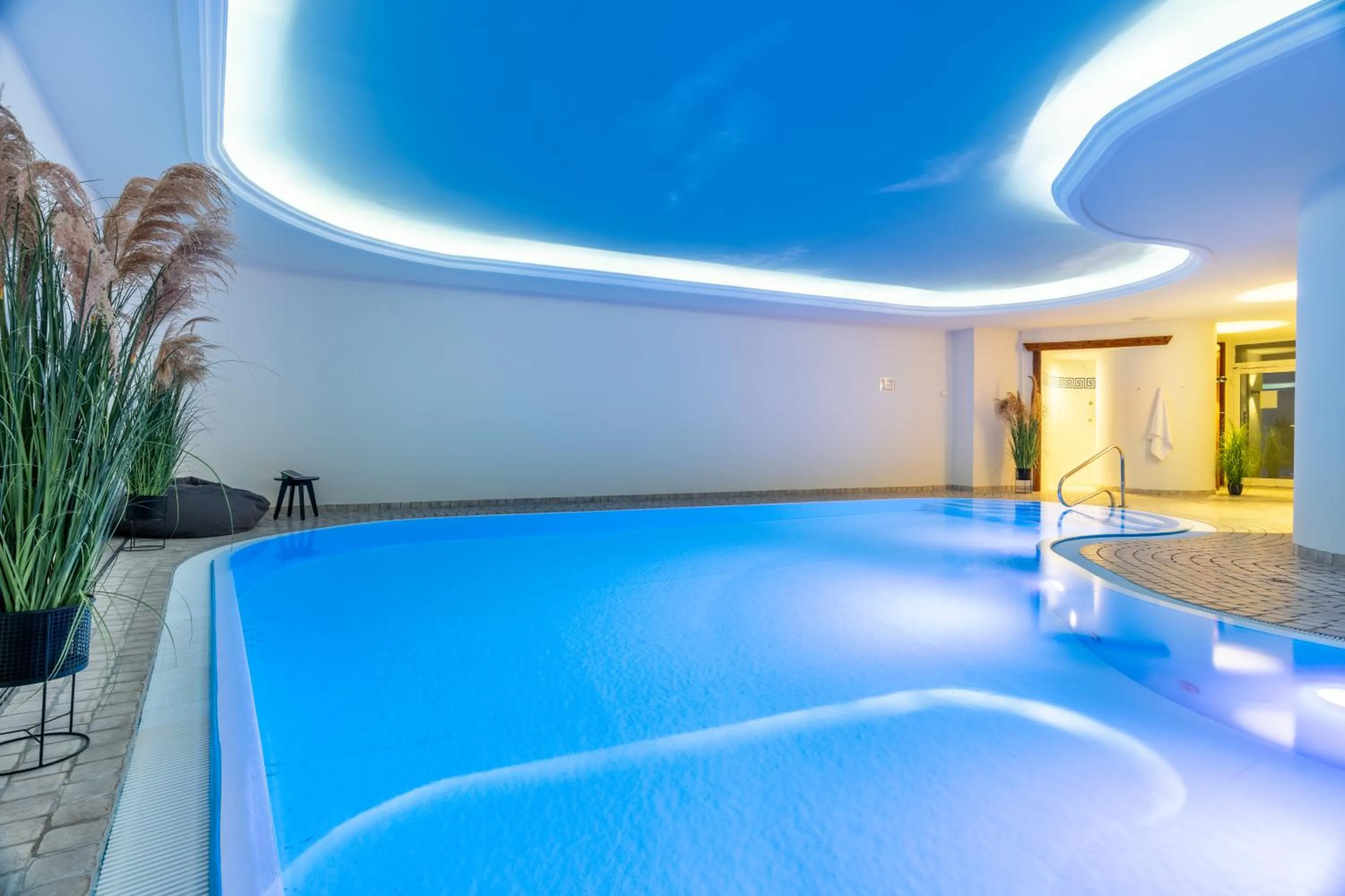 Swimming pool in SEETELHOTEL Ostseehotel das Entdeckerhotel an der Ostsee und der perfekte Startpunkt für Ihre Inselabenteuer