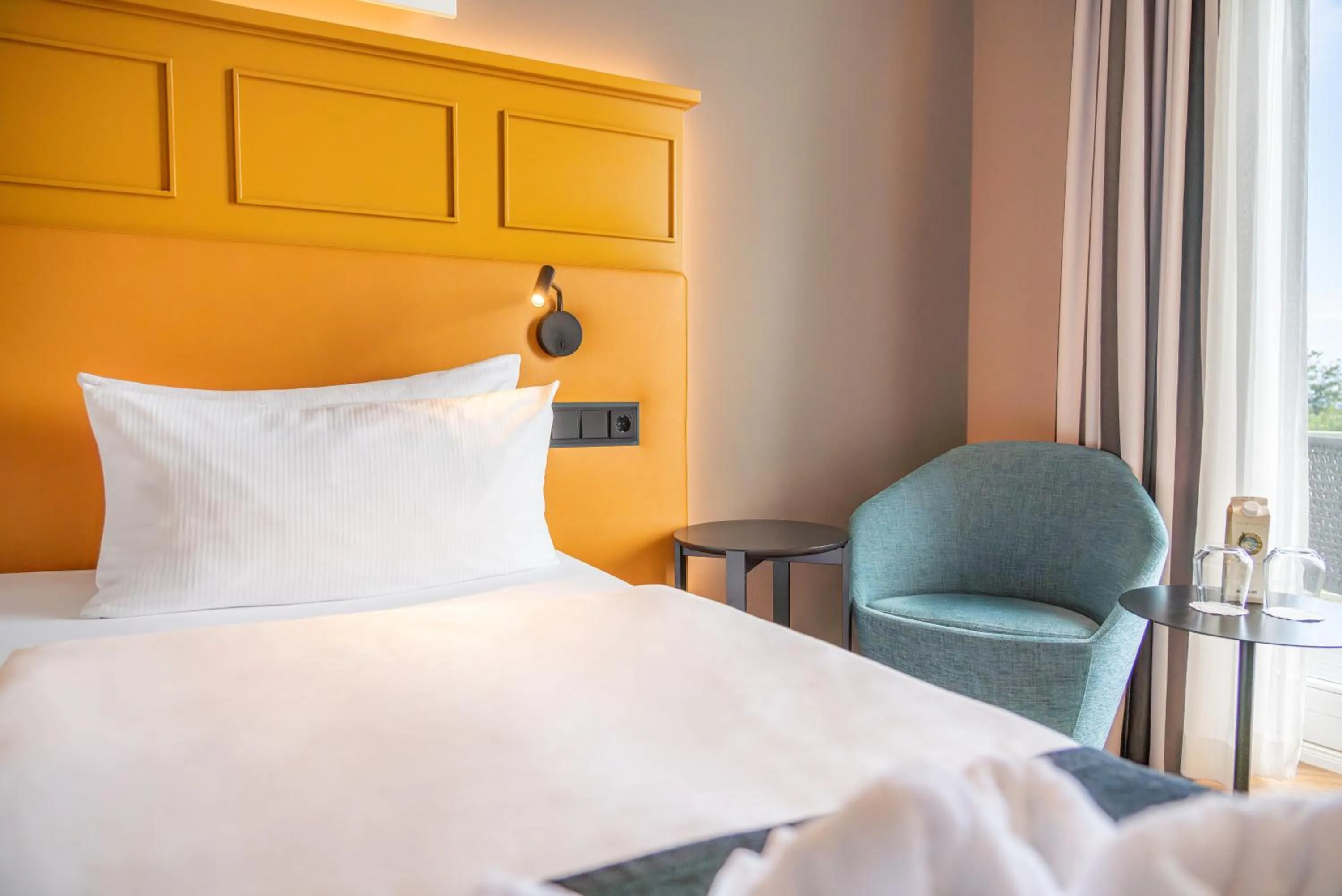 Photo of the whole room, Bed in SEETELHOTEL Ostseehotel das Entdeckerhotel an der Ostsee und der perfekte Startpunkt für Ihre Inselabenteuer