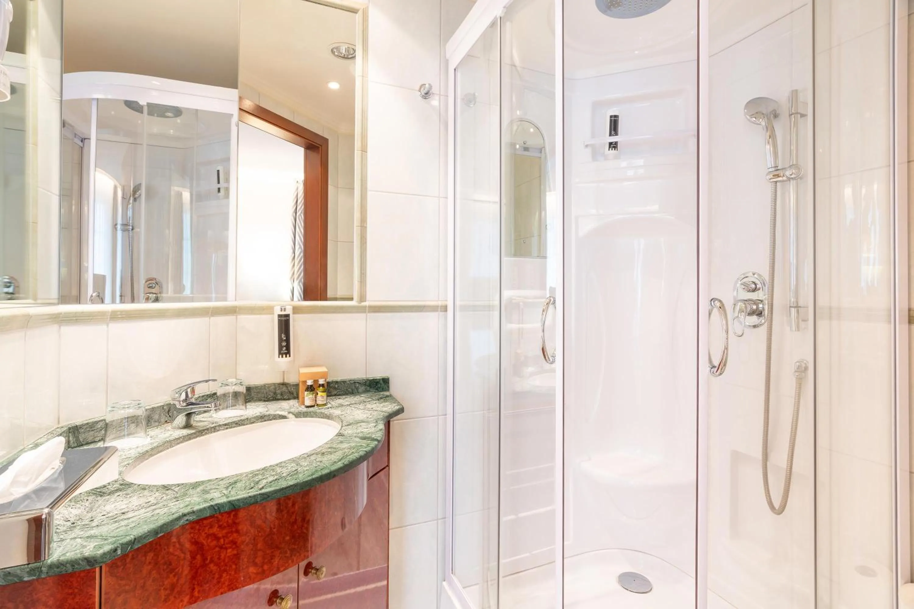 Bathroom in SEETELHOTEL Ostseehotel das Entdeckerhotel an der Ostsee und der perfekte Startpunkt für Ihre Inselabenteuer