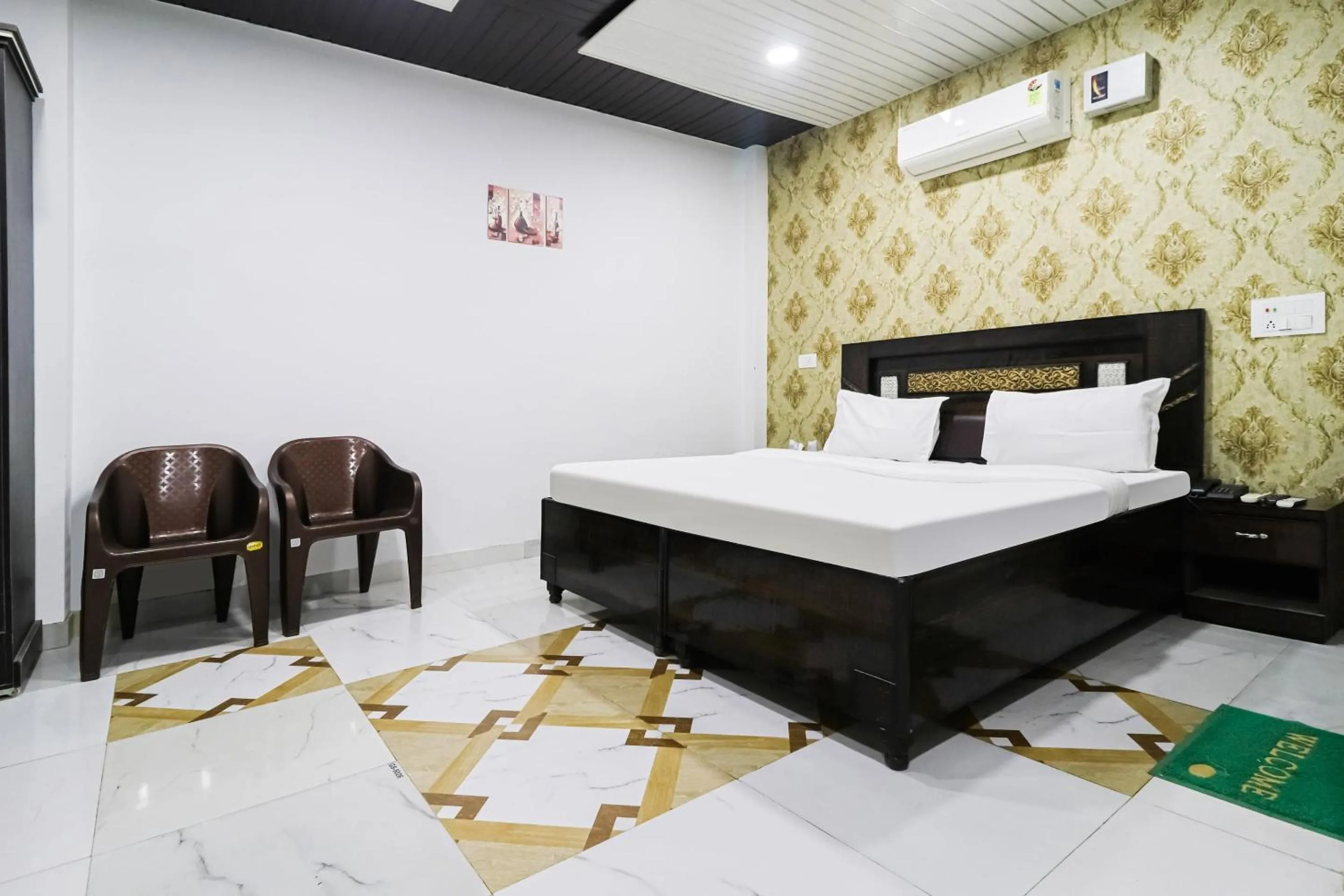 Facade/entrance, Bed in Hotel O King Villa's