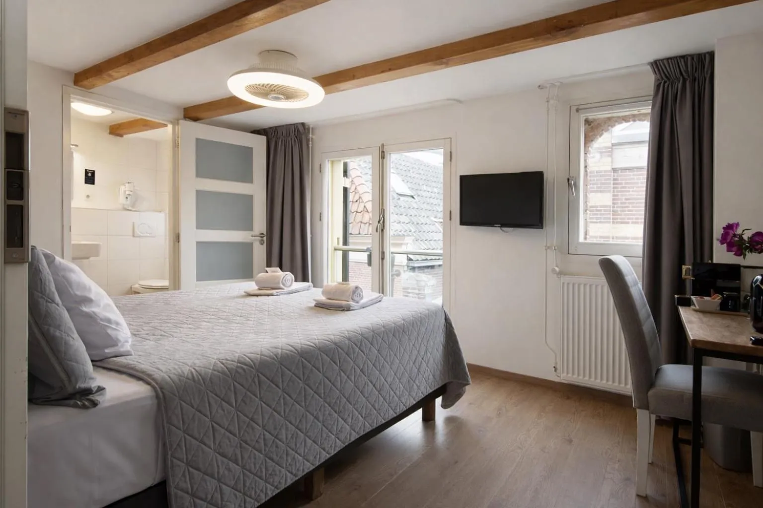 Bed in King's Inn City Hotel Alkmaar