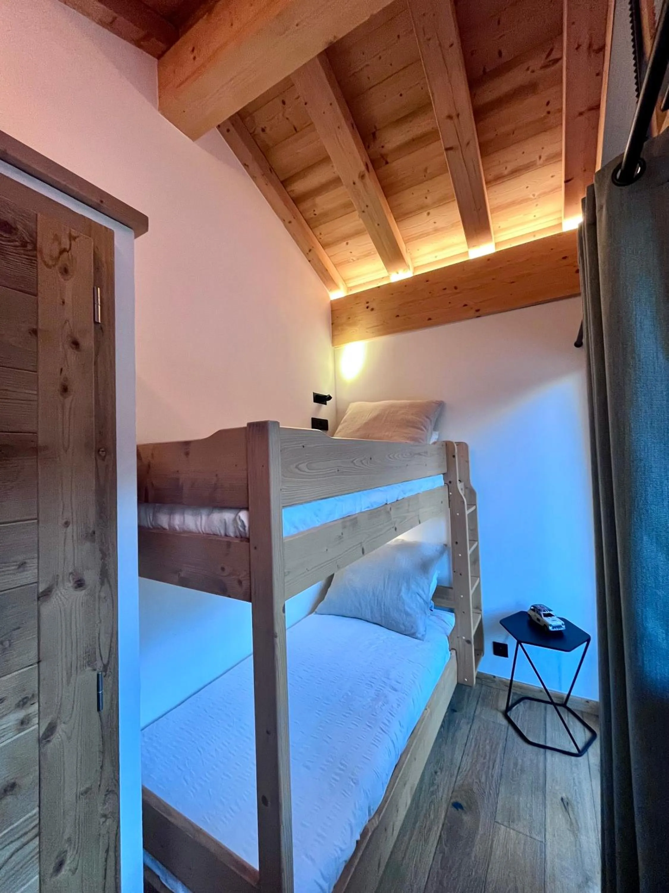 Photo of the whole room, Bed in Chalet Téléporté