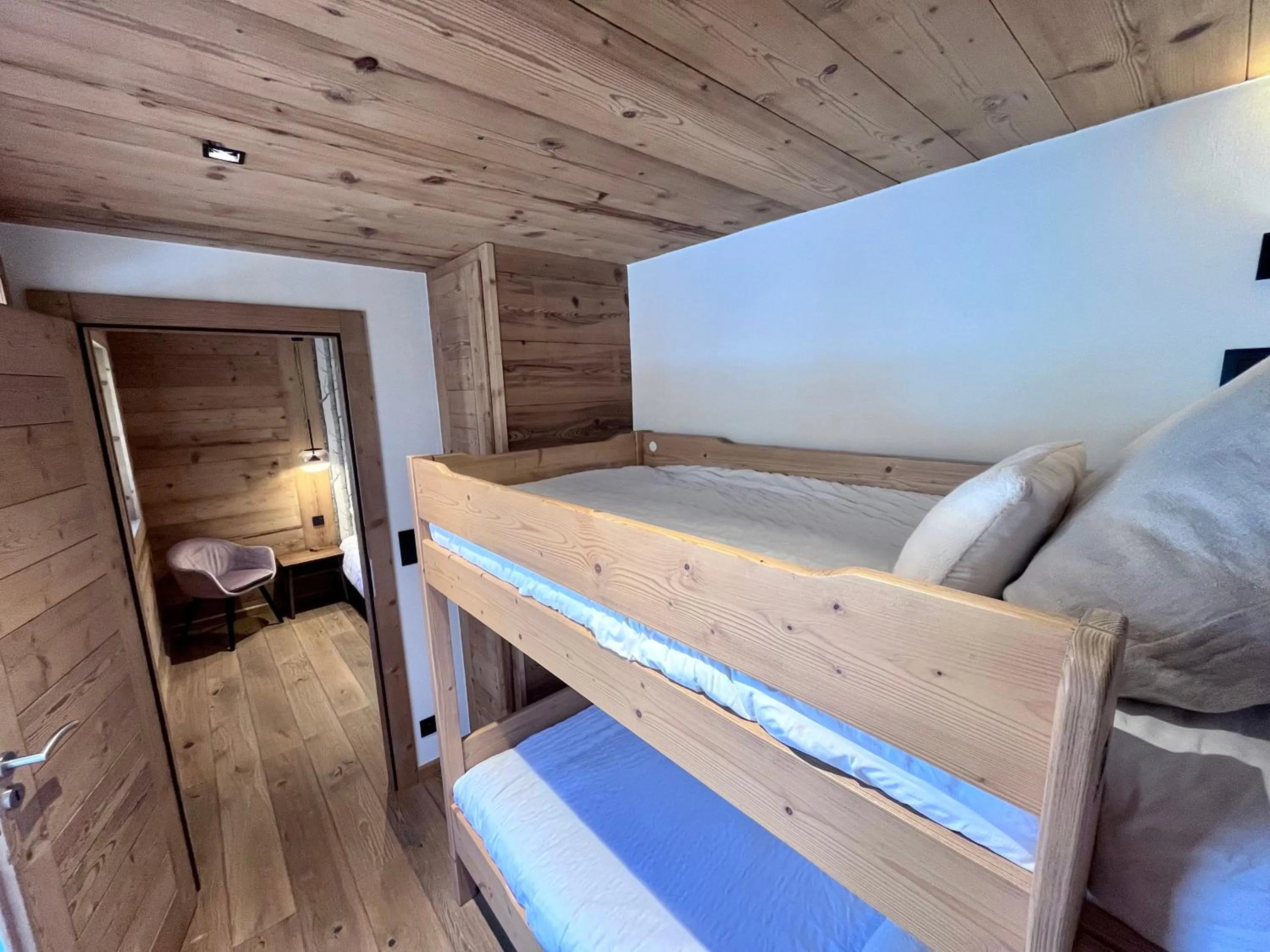 Photo of the whole room, Bed in Chalet Téléporté
