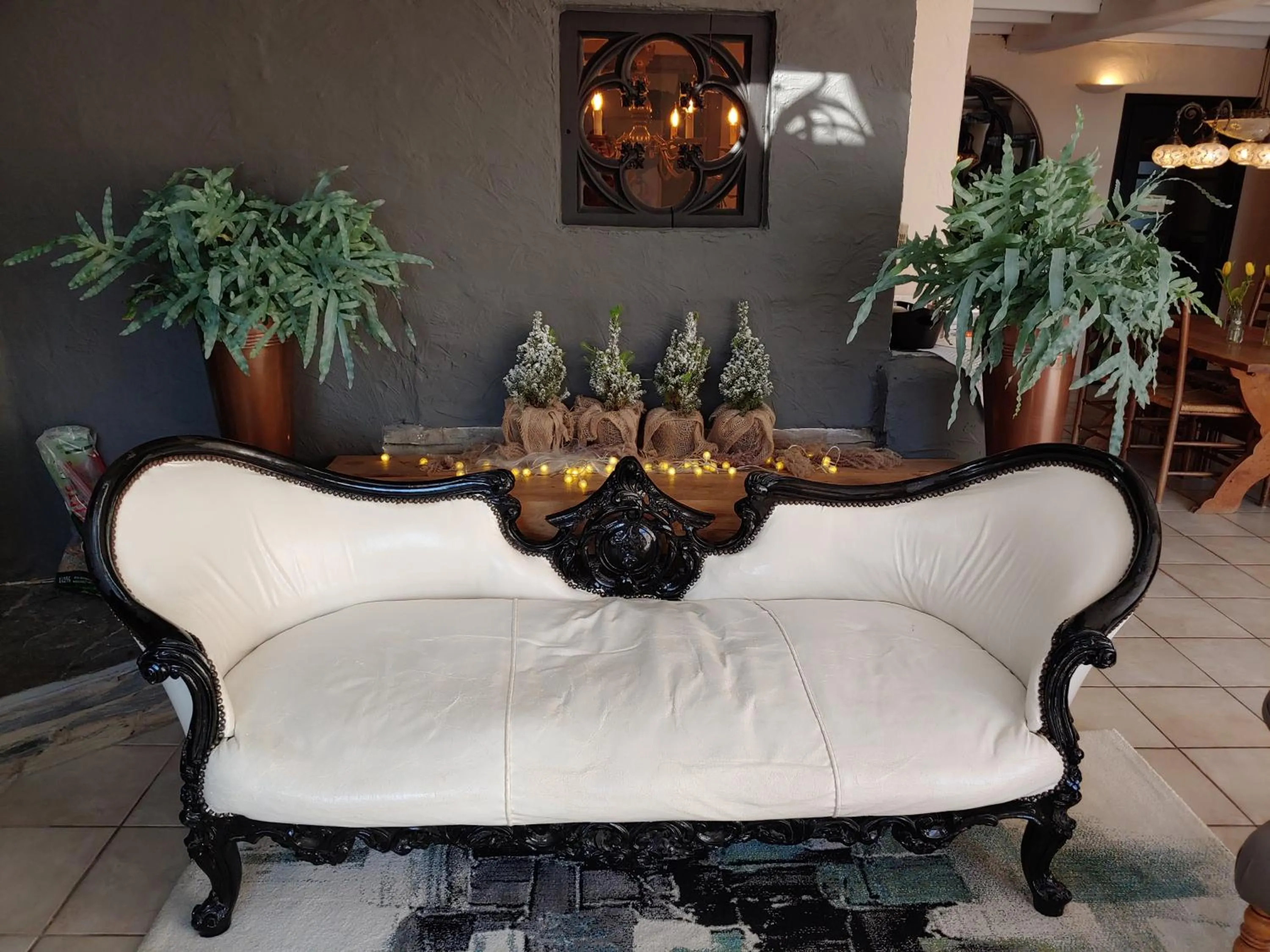 Seating area in La Vie en Rose hotel