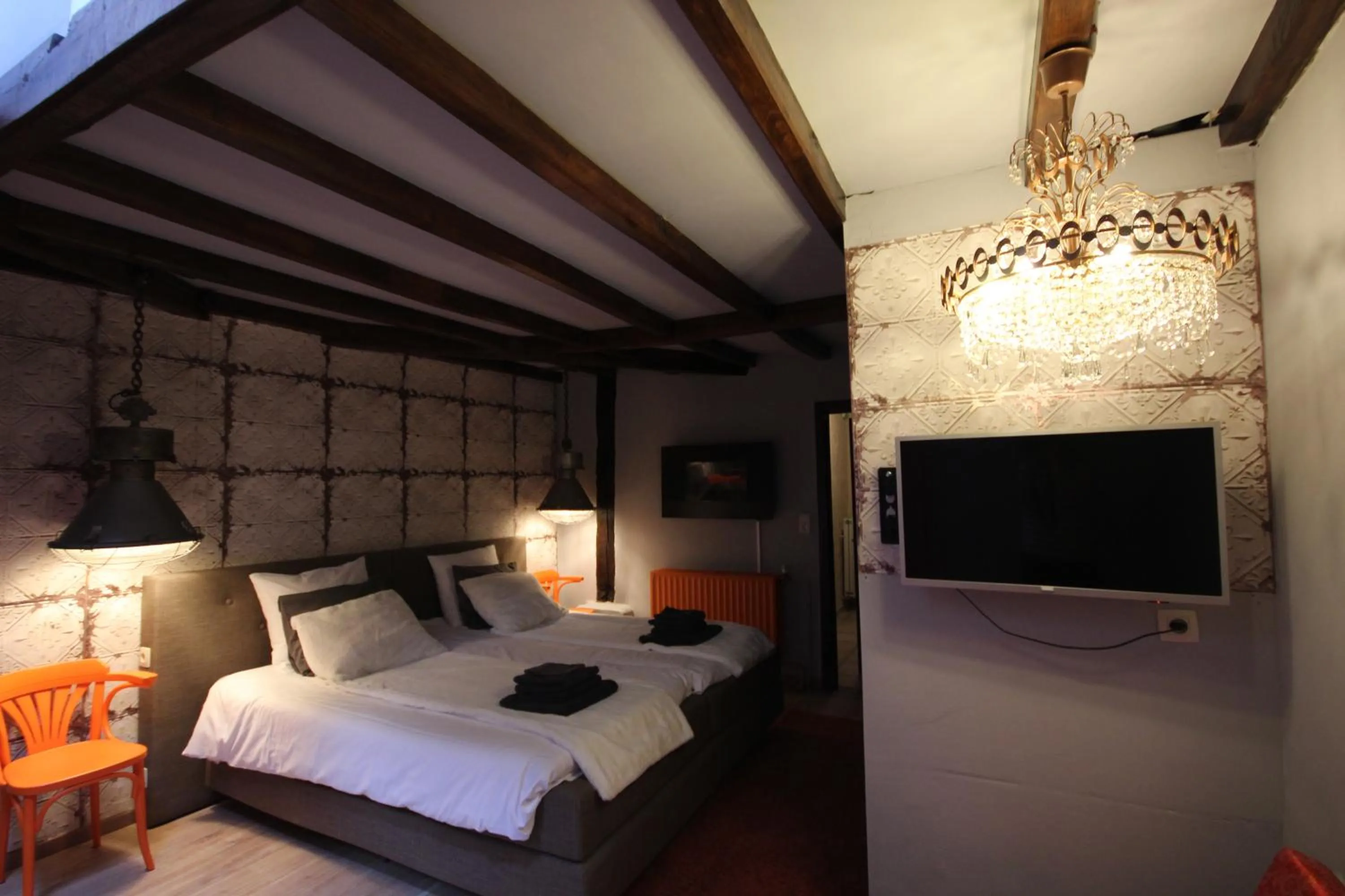 TV and multimedia, Bed in La Vie en Rose hotel