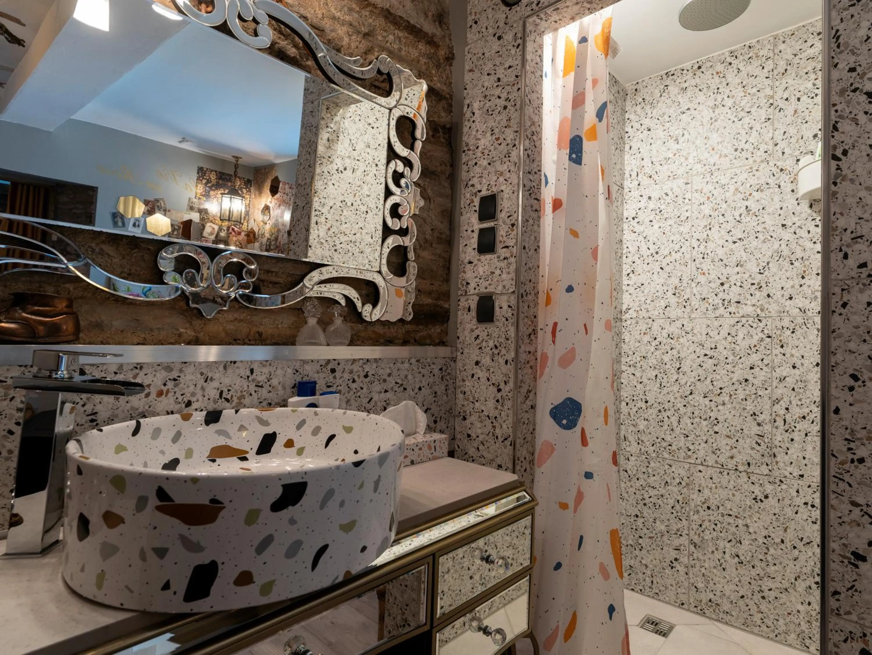 Shower in La Vie en Rose hotel